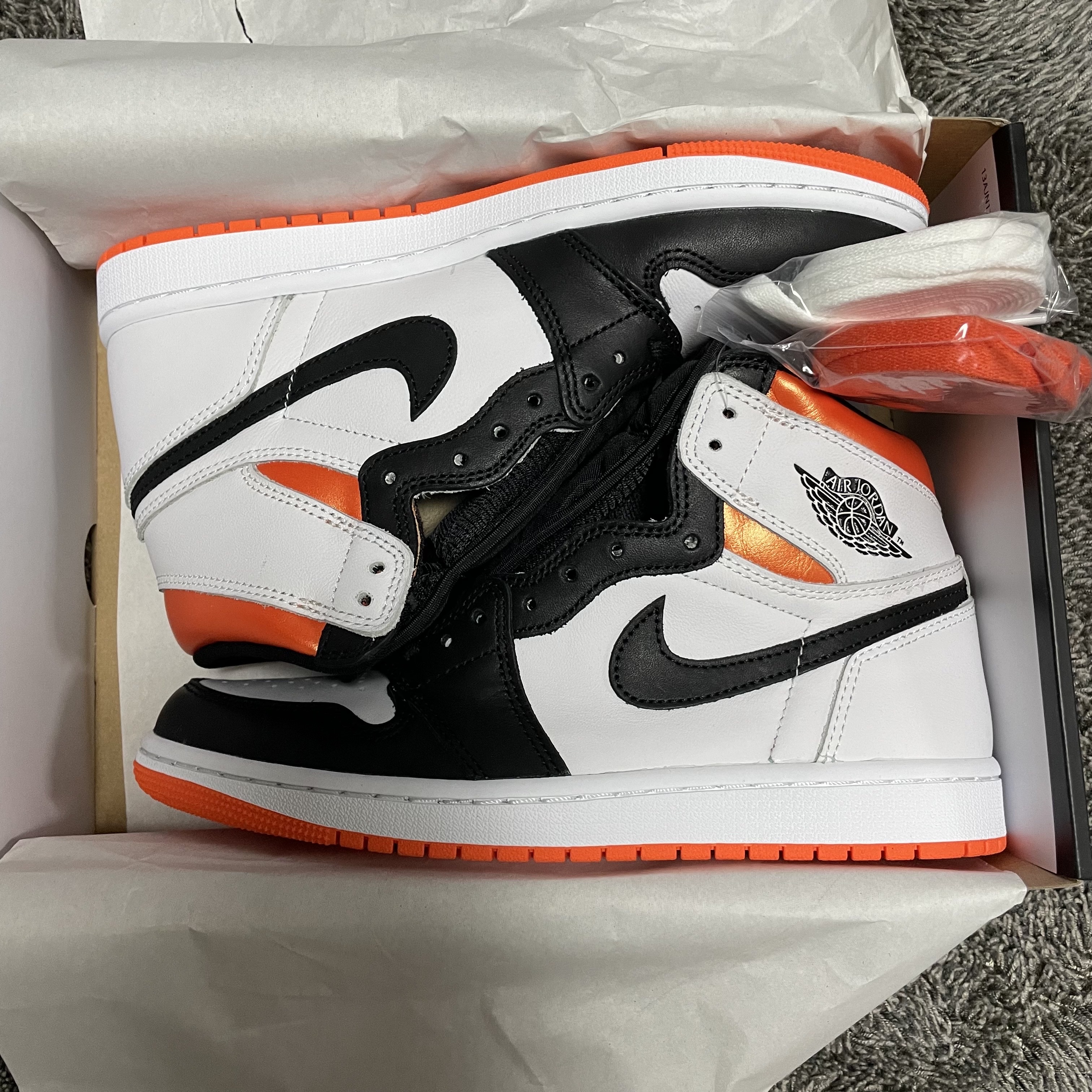 Jordan 1 Retro High OG Electro Orange 착용 스타일 - 3