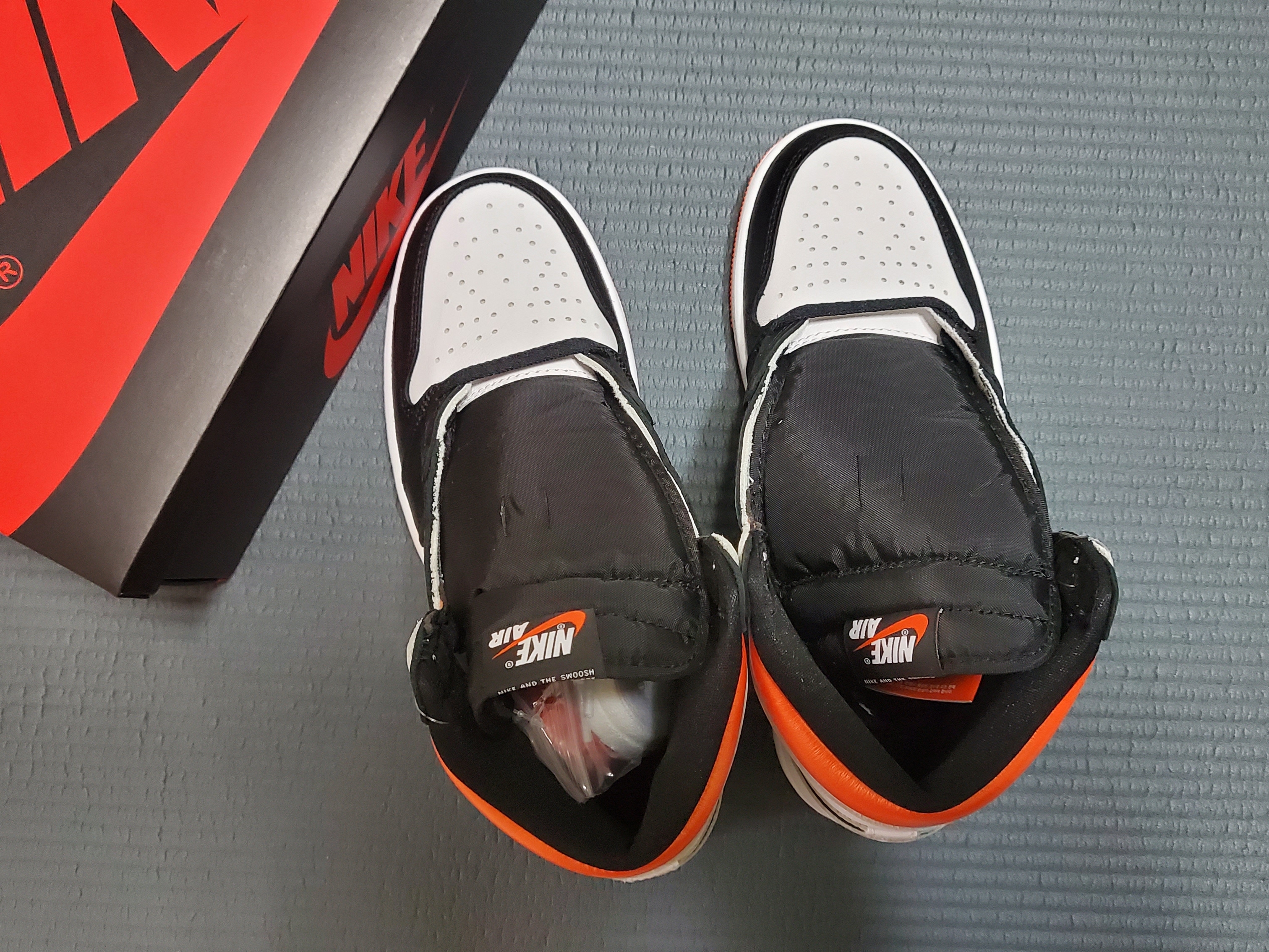 Jordan 1 Retro High OG Electro Orange 착용 스타일 - 5
