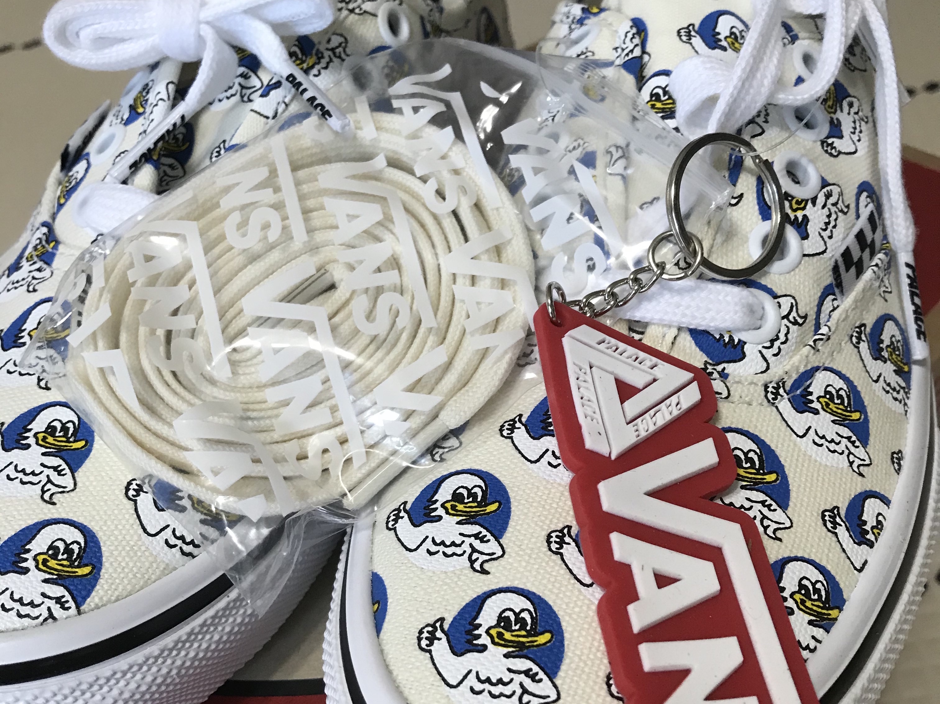 Vans x Palace Skate Authentic Jeremy The Duck Classic White 착용 스타일 - 2