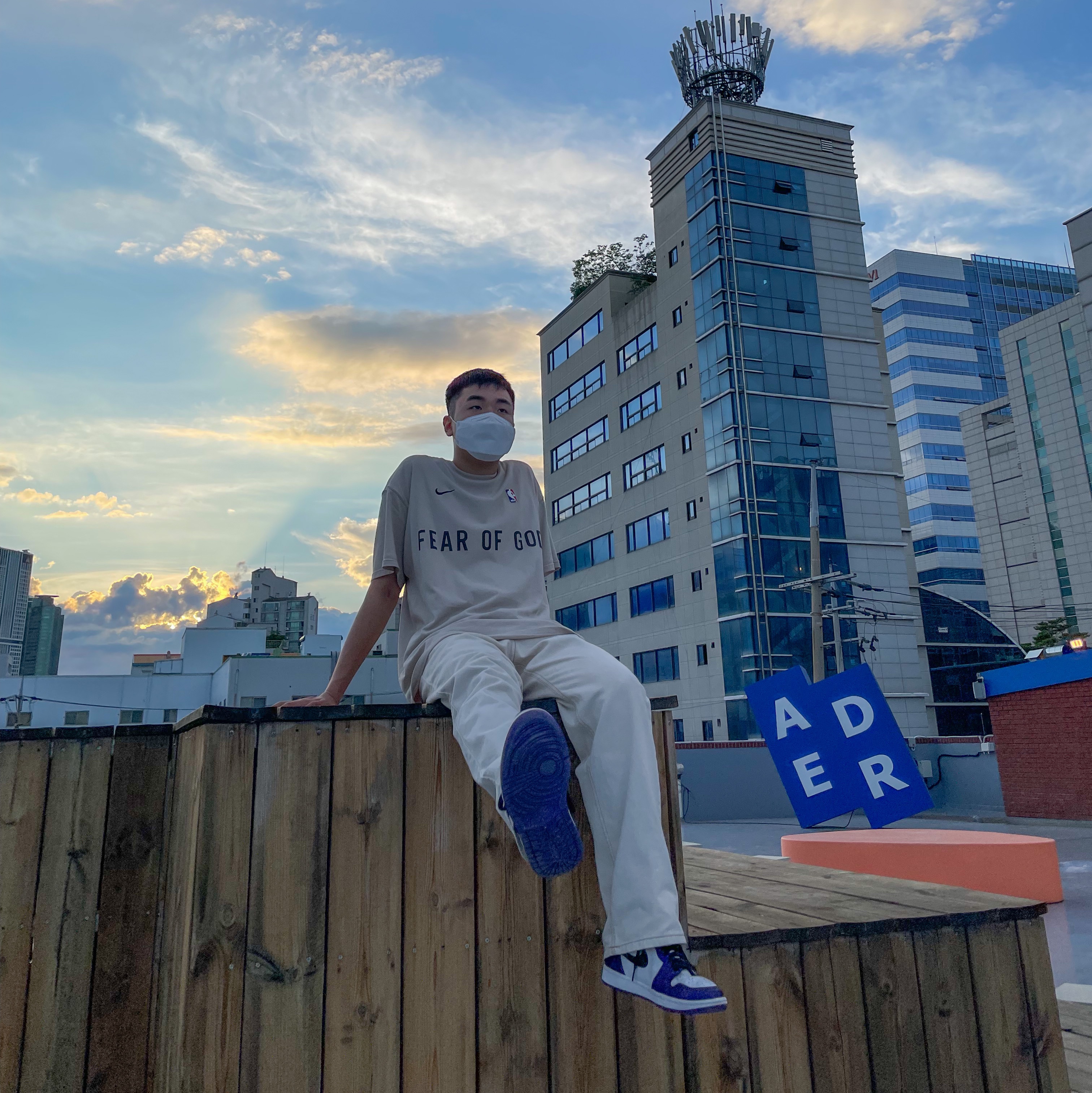 Jordan 1 Retro High OG Court Purple 2020, Nike x Fear of God Warm Up T-Shirt Oatmeal 착용 스타일