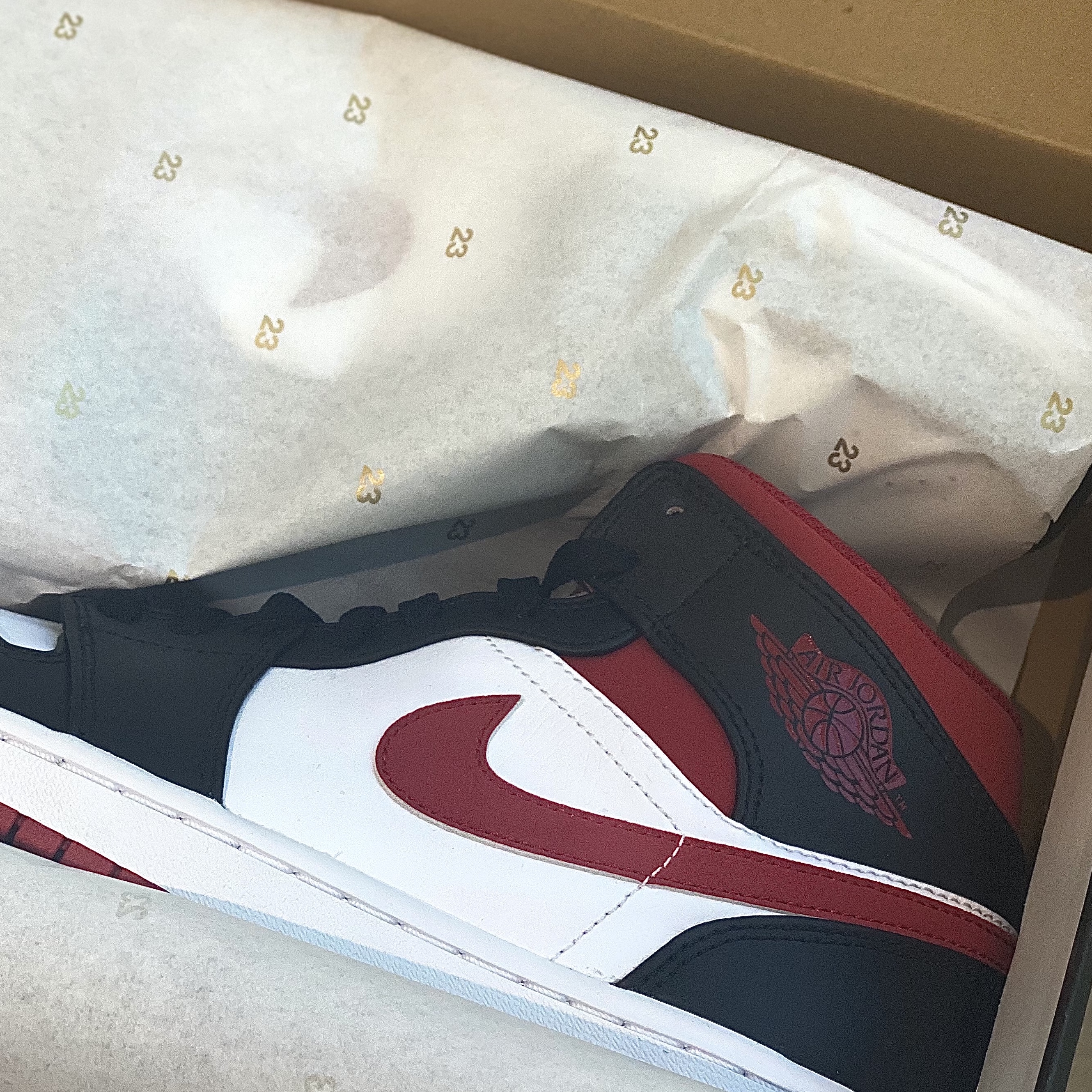 Jordan 1 Mid Gym Red Black White 착용 스타일