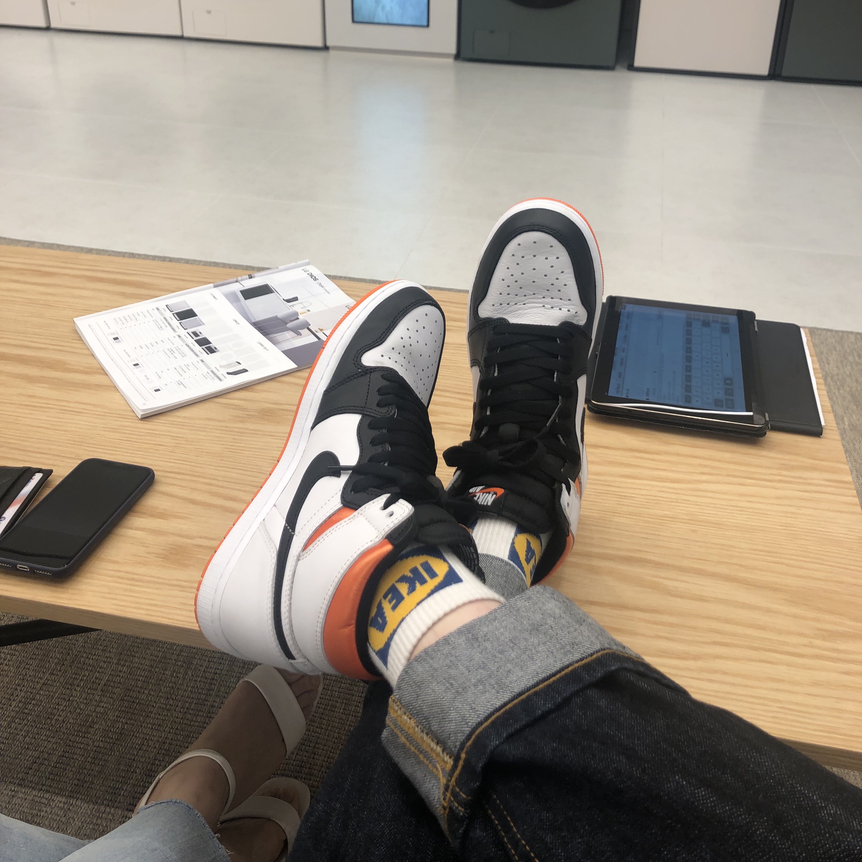 Jordan 1 Retro High OG Electro Orange 착용 스타일 - 2