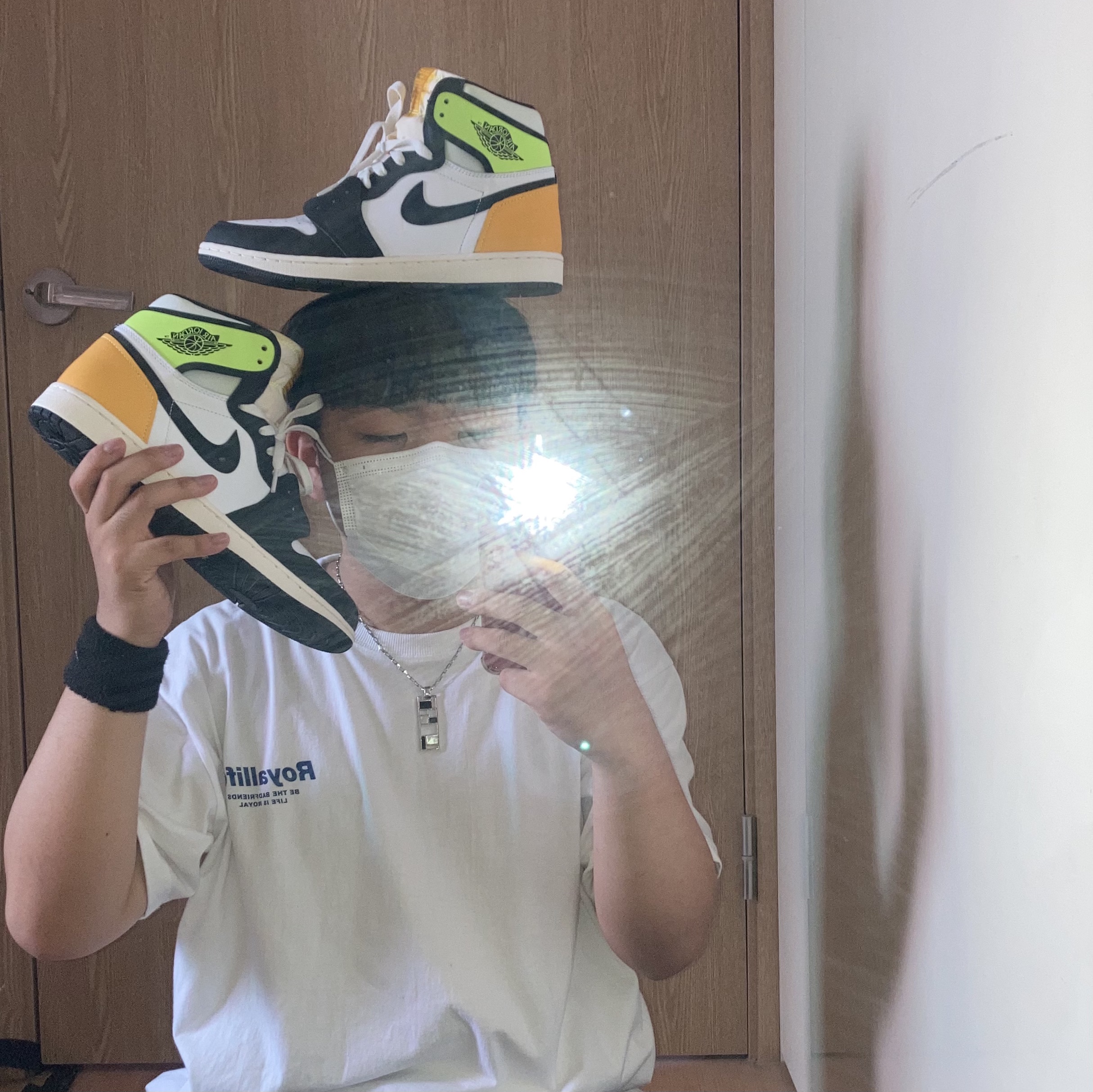 Jordan 1 Retro High OG Volt Gold 착용 스타일 - 3