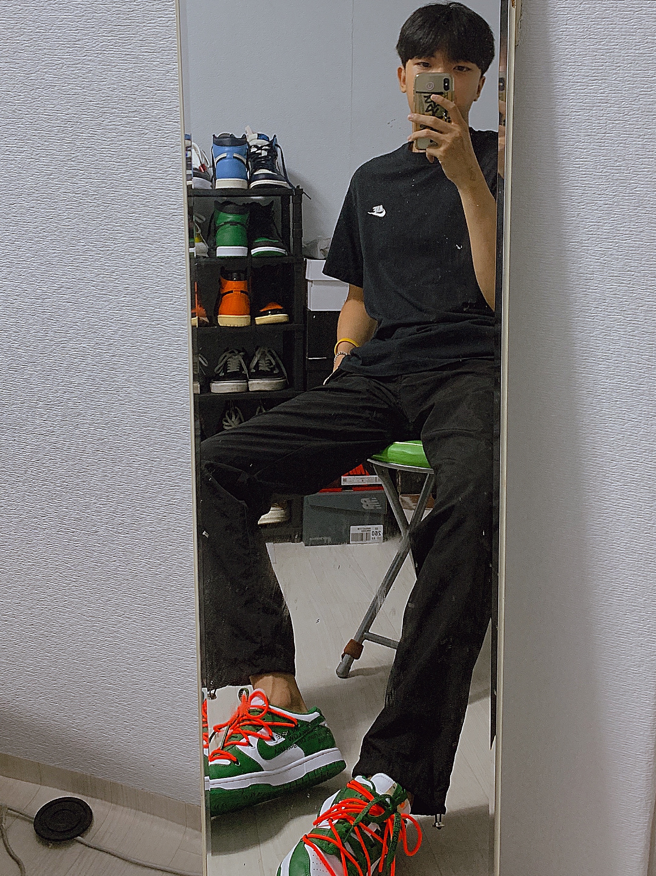 Nike x Off-White Dunk Low Pine Green, Jordan 1 Retro High Obsidian UNC 착용 스타일