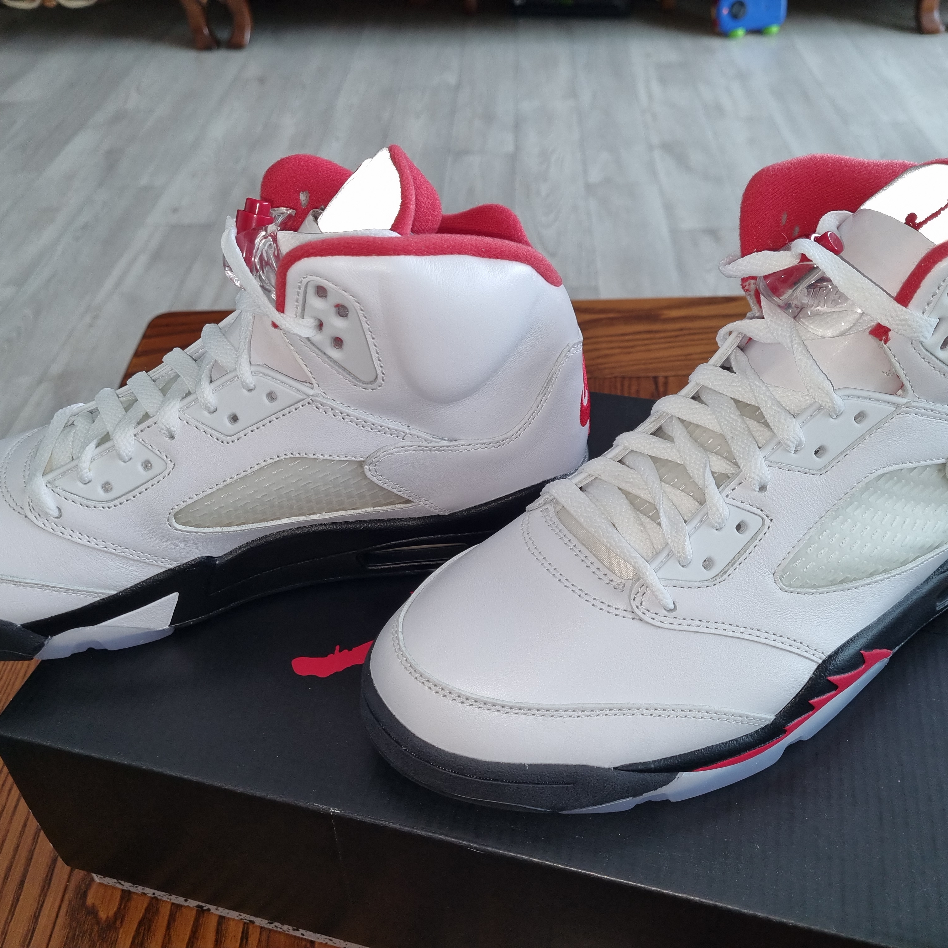 Jordan 5 Retro Fire Red Silver Tongue 2020 착용 스타일 - 1