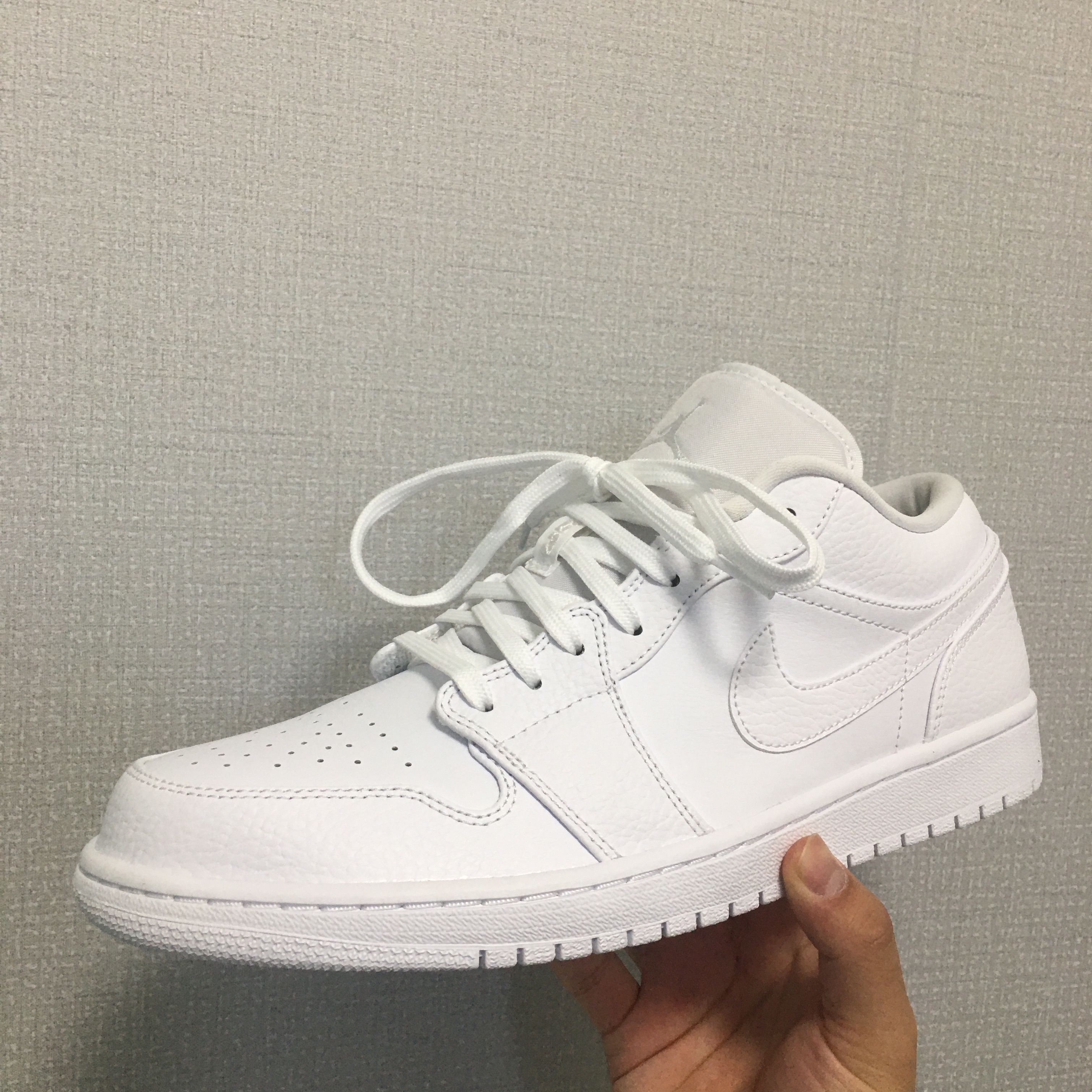Jordan 1 Low Triple White Tumbled Leather 2020, (GS) Jordan 1 Low Triple White 착용 스타일 - 1