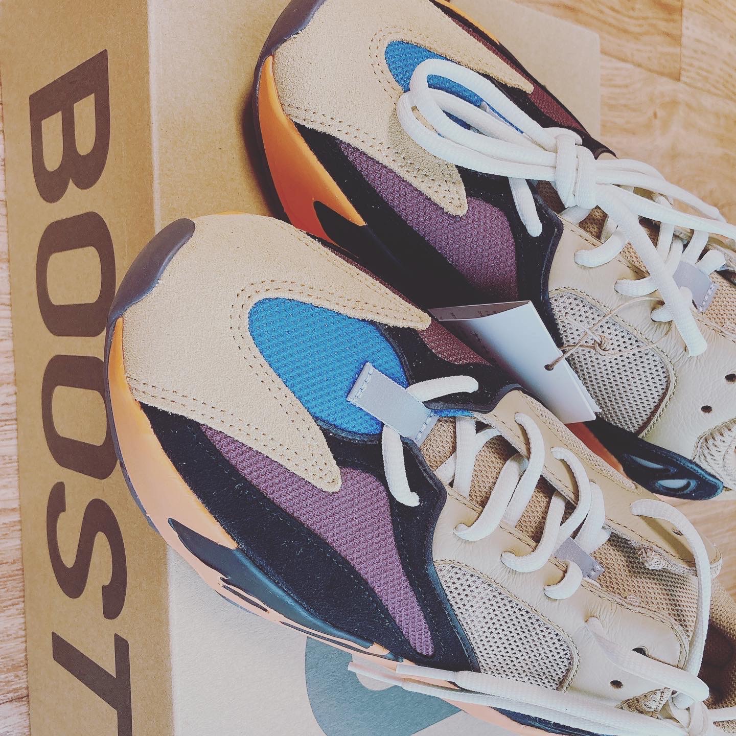 Adidas Yeezy Boost 700 Enflame Amber 착용 스타일 - 1