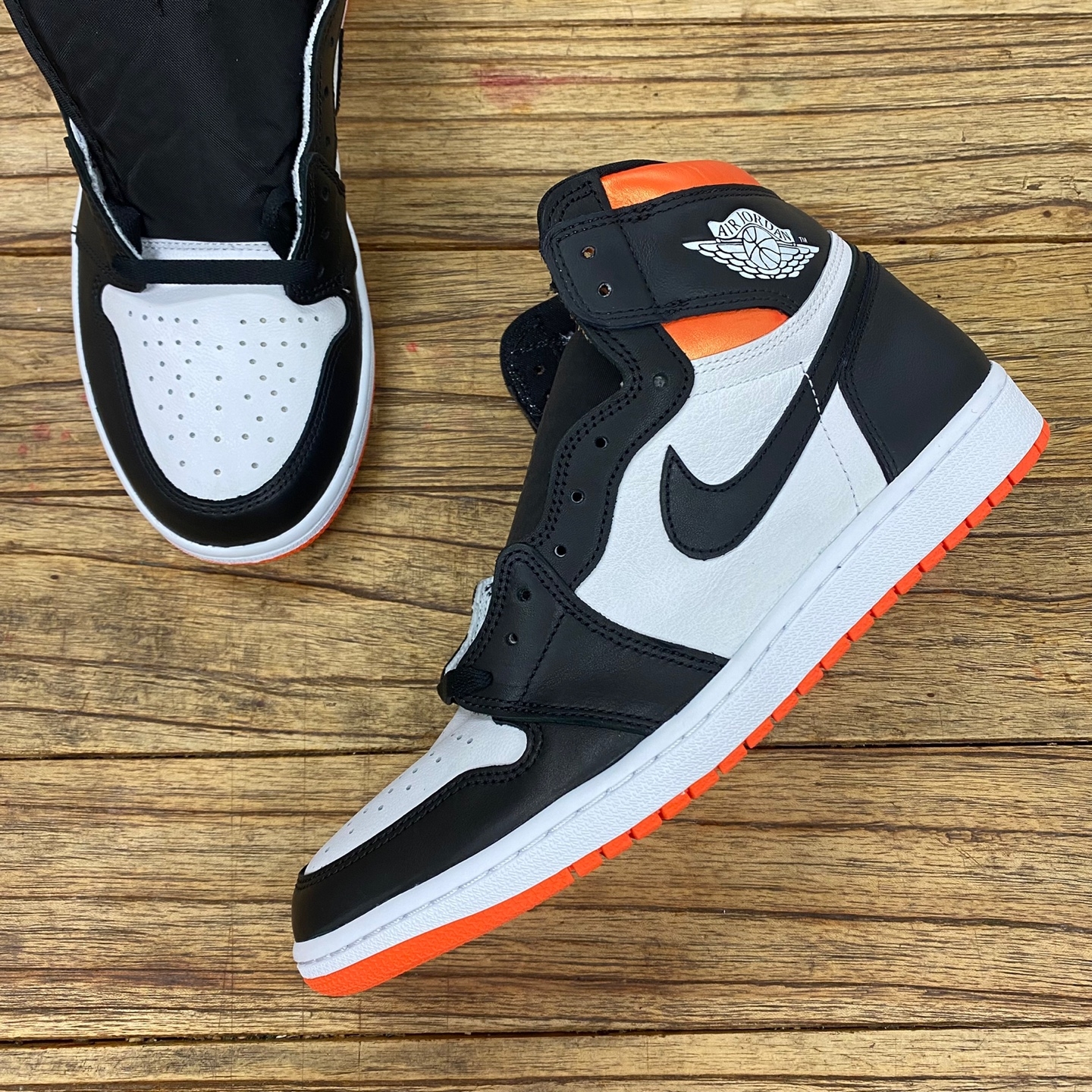 Jordan 1 Retro High OG Electro Orange 착용 스타일 - 1