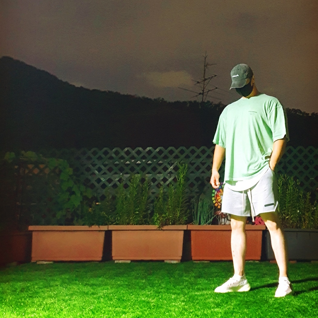 Adidas Yeezy Boost 380 Calcite Glow 착용 스타일 - 1