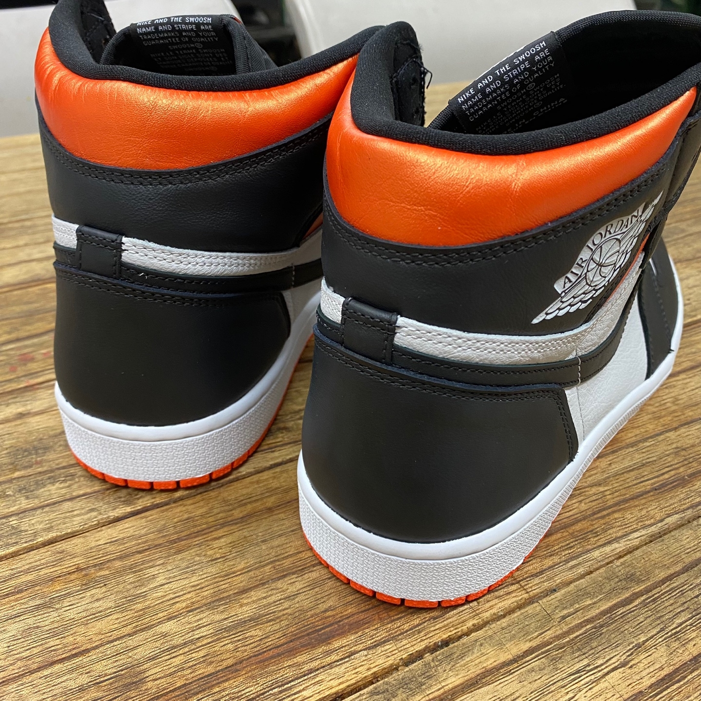 Jordan 1 Retro High OG Electro Orange 착용 스타일 - 3