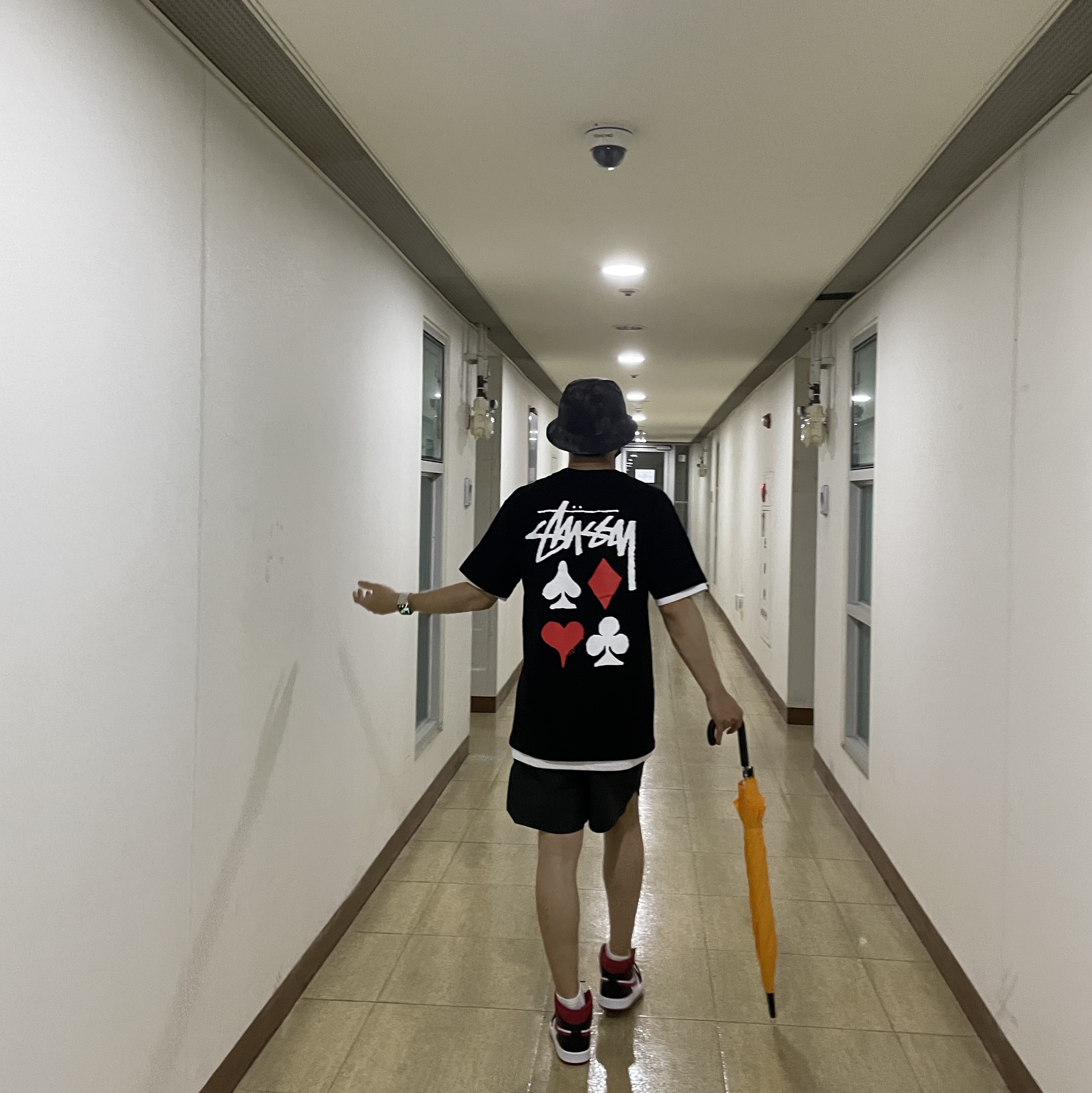 Stussy Full Deck 2 T-Shirt Black, Jordan 1 Mid Gym Red Black White 착용 스타일 - 1