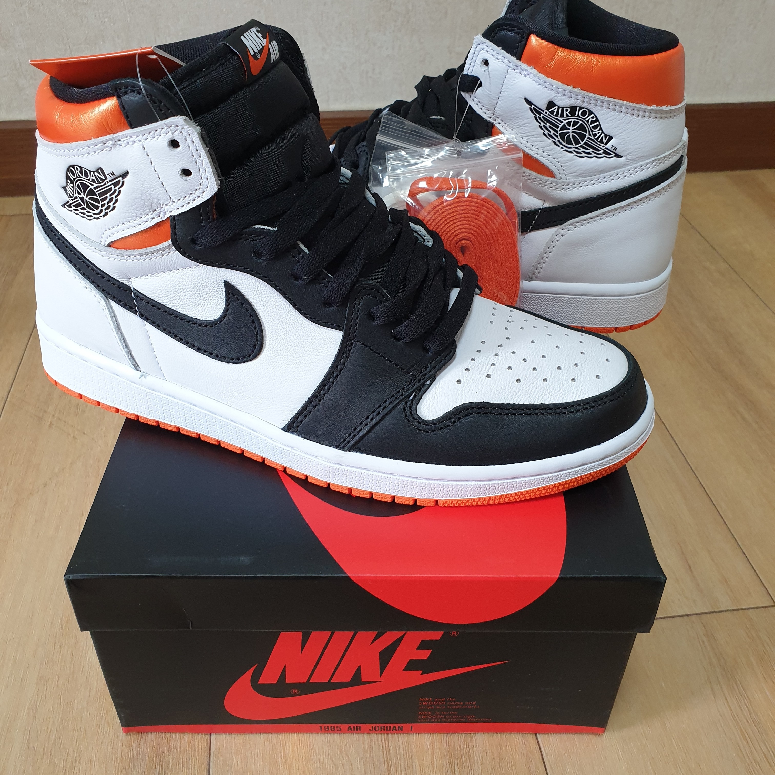 Jordan 1 Retro High OG Electro Orange 착용 스타일