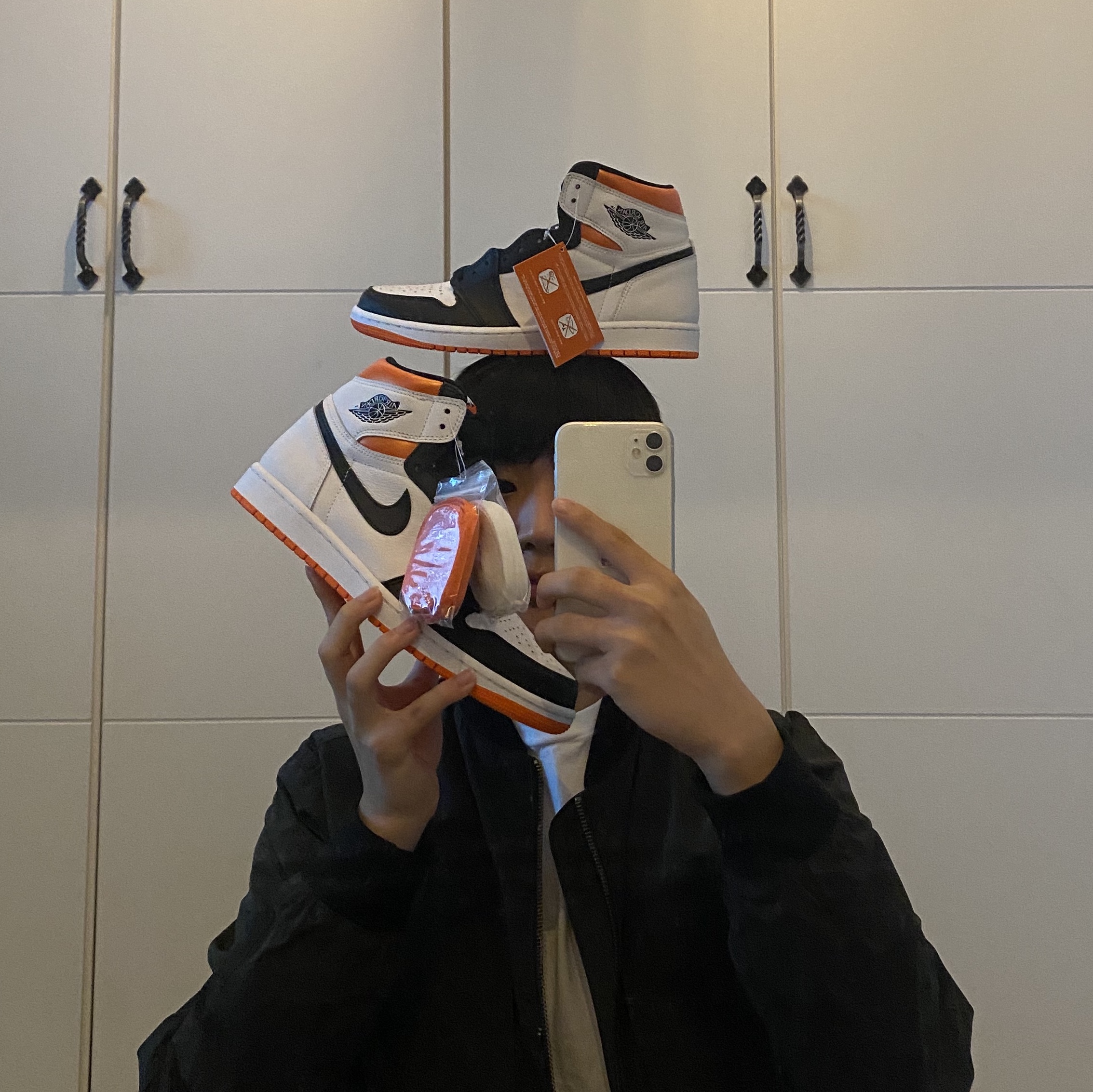 Jordan 1 Retro High OG Electro Orange 착용 스타일