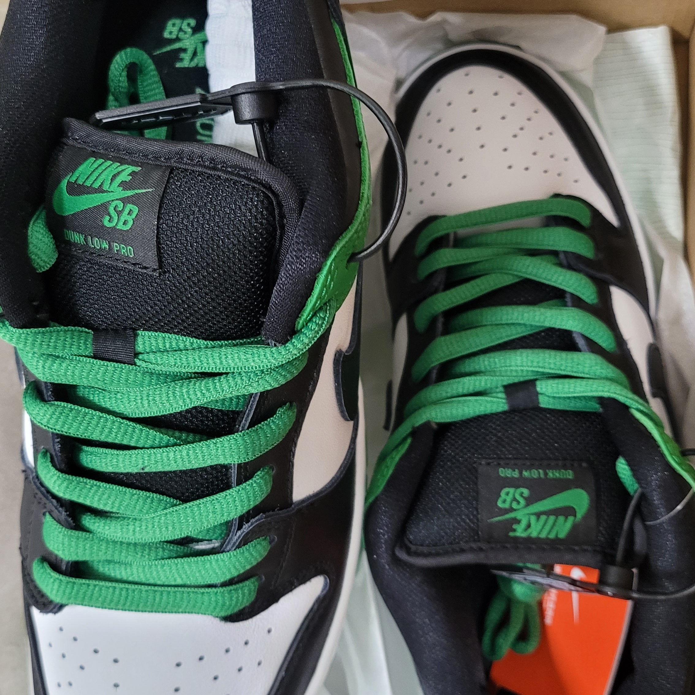 Nike SB Dunk Low Pro Black and Classic Green 착용 스타일 - 3