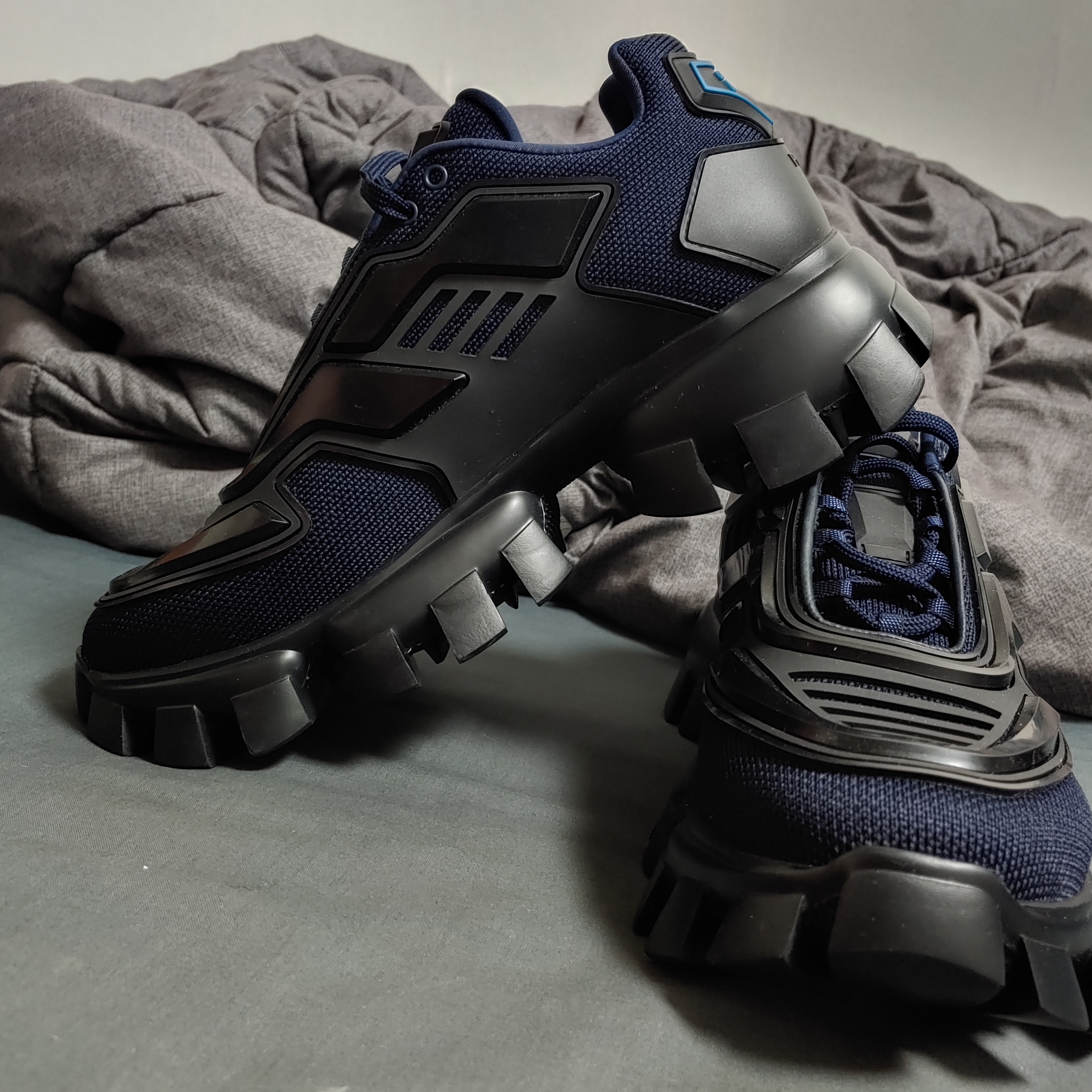 Prada Cloudbust Thunder Technical Fabric Sneakers Navy Black 착용 스타일 - 2