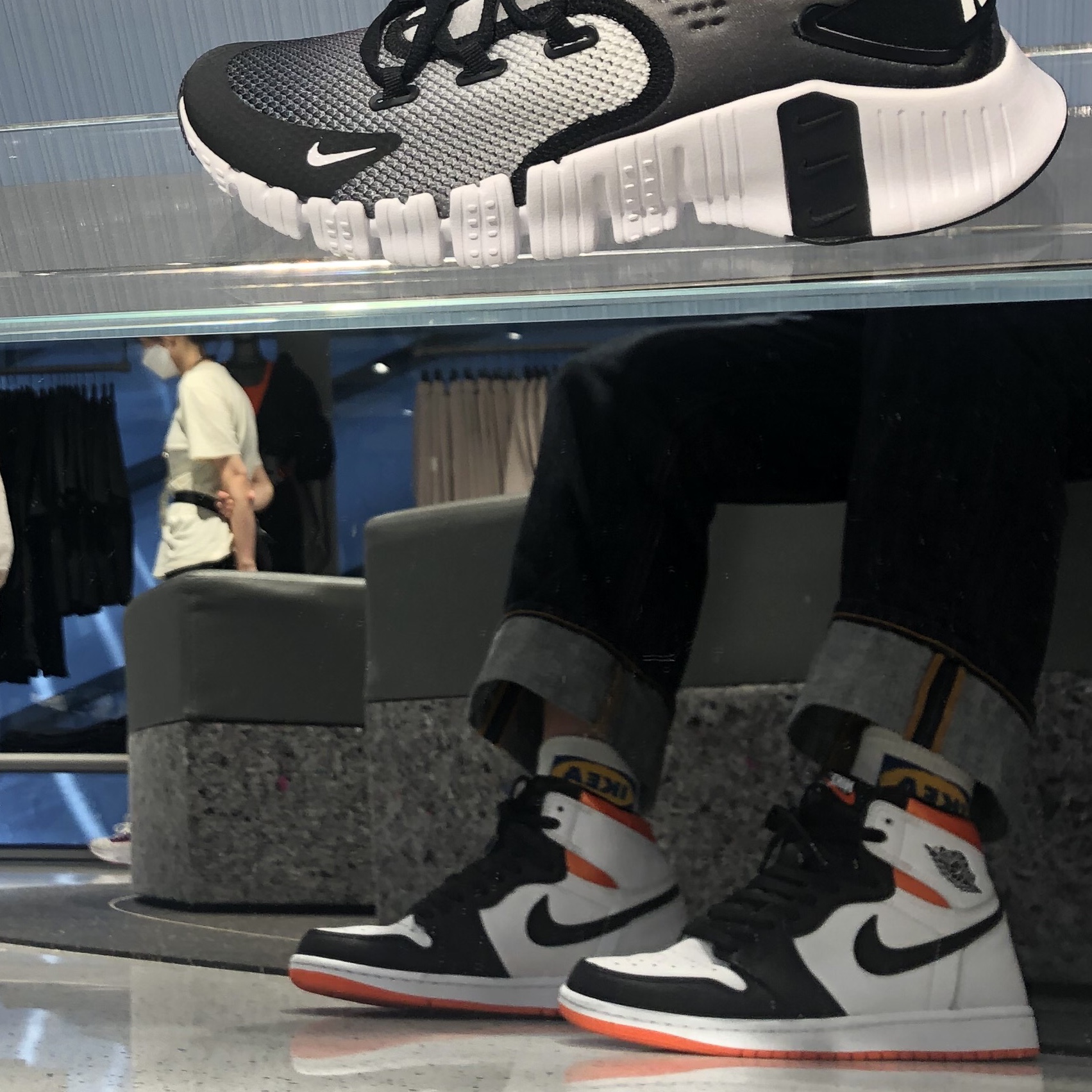 Jordan 1 Retro High OG Electro Orange 착용 스타일 - 1
