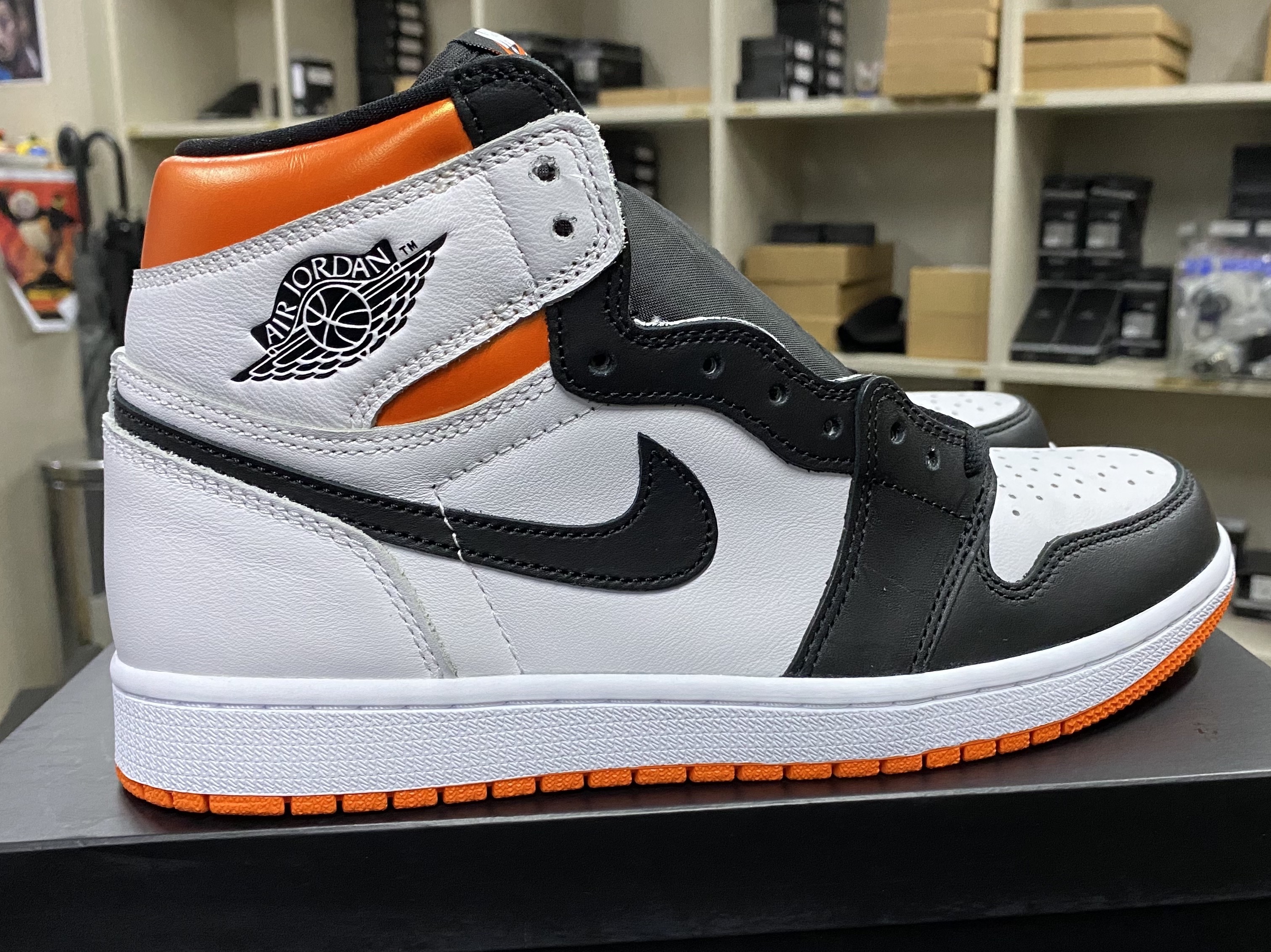 Jordan 1 Retro High OG Electro Orange 착용 스타일 - 1