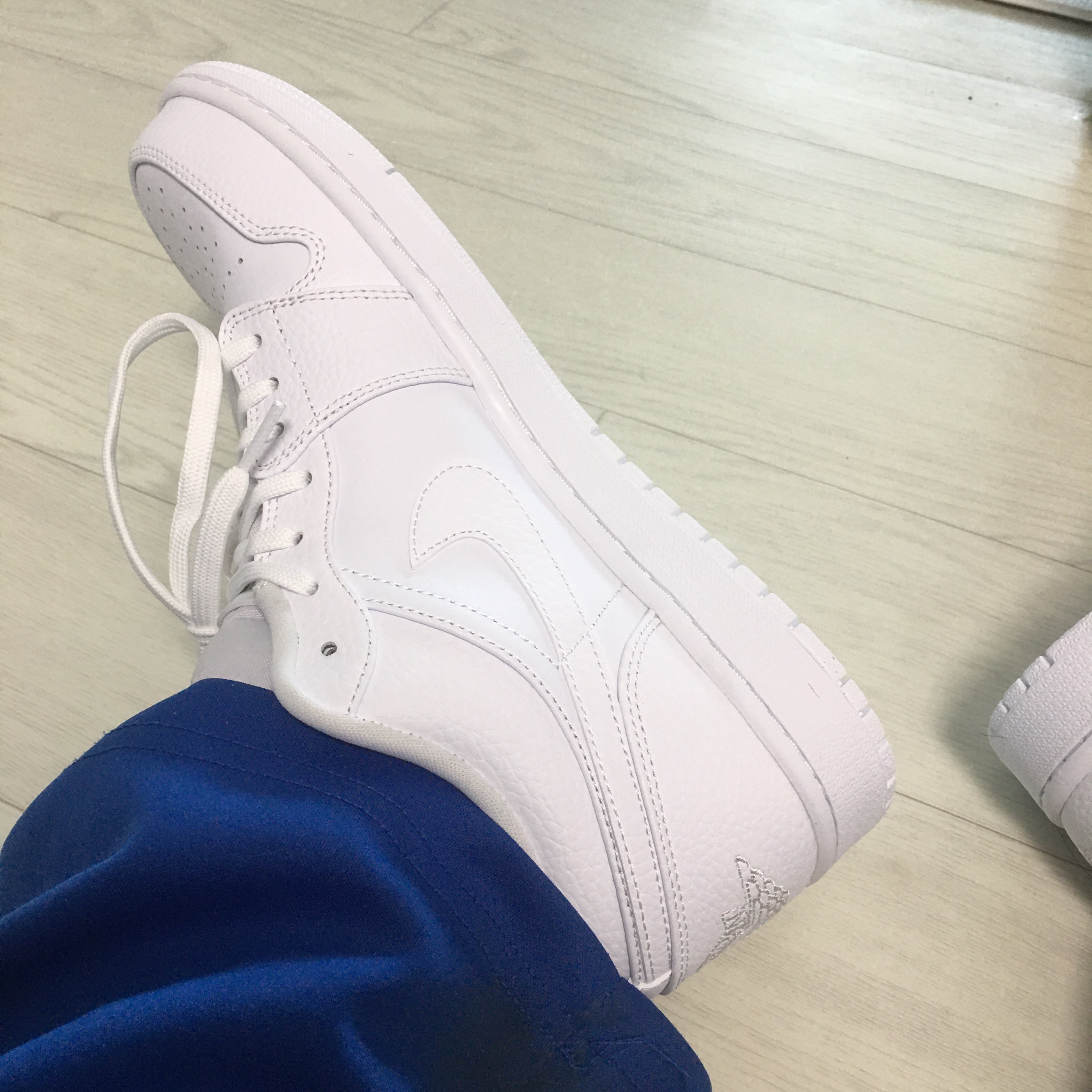 Jordan 1 Low Triple White Tumbled Leather 2020, (GS) Jordan 1 Low Triple White 착용 스타일 - 2