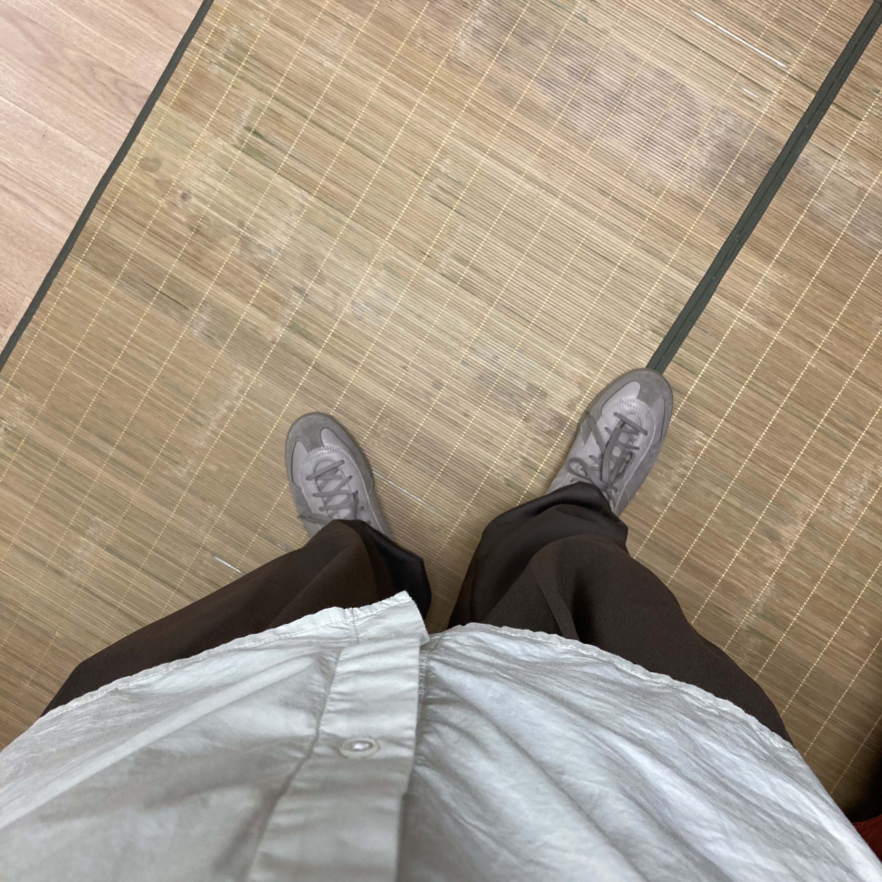 Maison Margiela Calfskin Replica Sneakers Khaki 착용 스타일 - 1