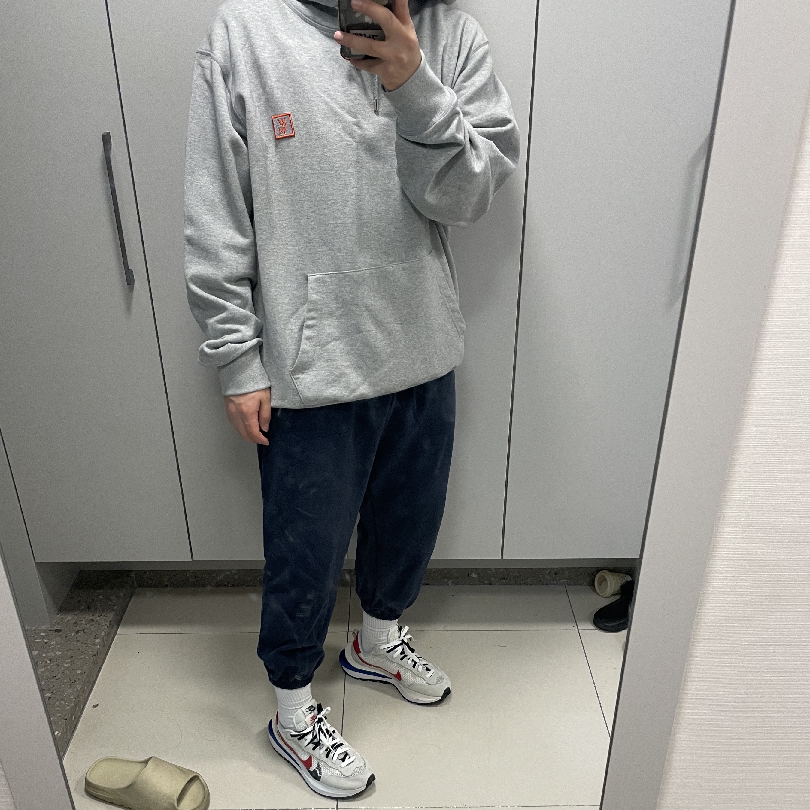 Nike x Sacai VaporWaffle Royal Fuchsia, Adidas Yeezy Slide Bone 착용 스타일