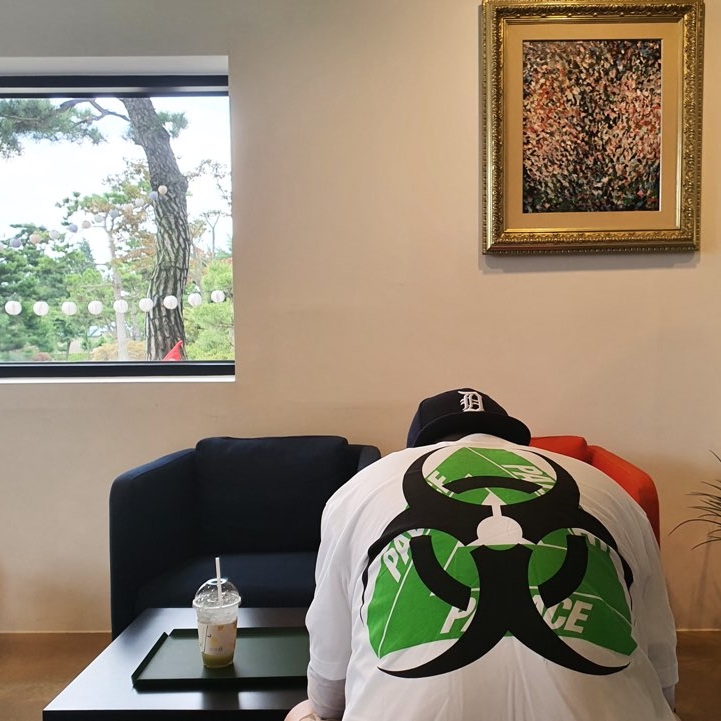 Palace Bio Hazard T-Shirt White - 21SS 착용 스타일