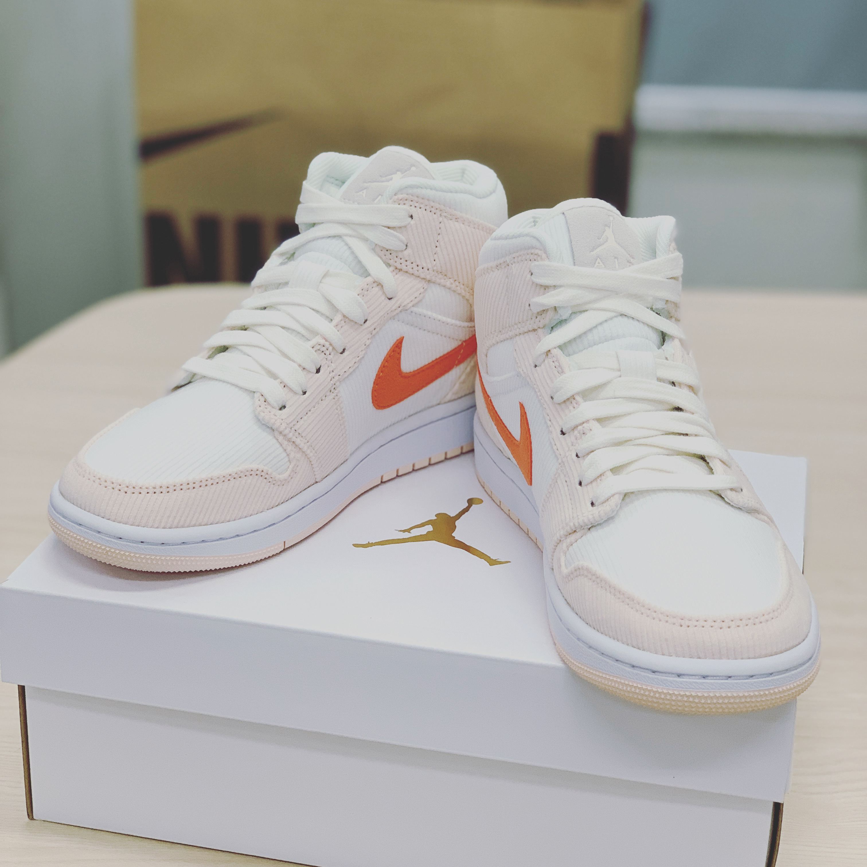 (W) Jordan 1 Mid SE Corduroy 착용 스타일