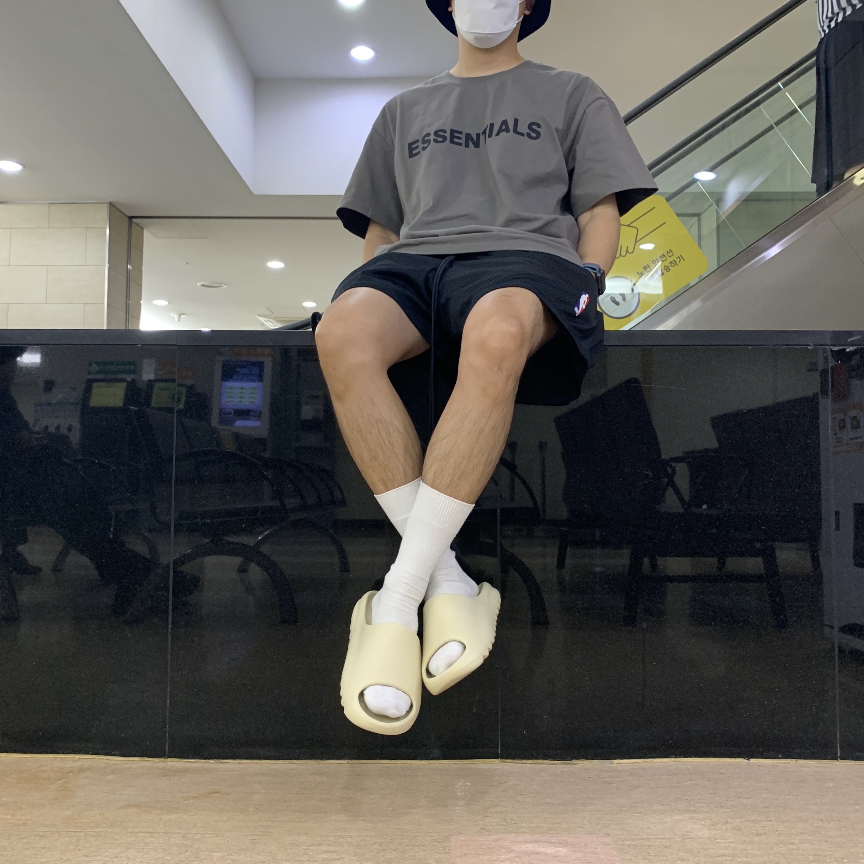 Nike x Fear of God Basketball Shorts Off Noir, Adidas Yeezy Slide Bone 착용 스타일