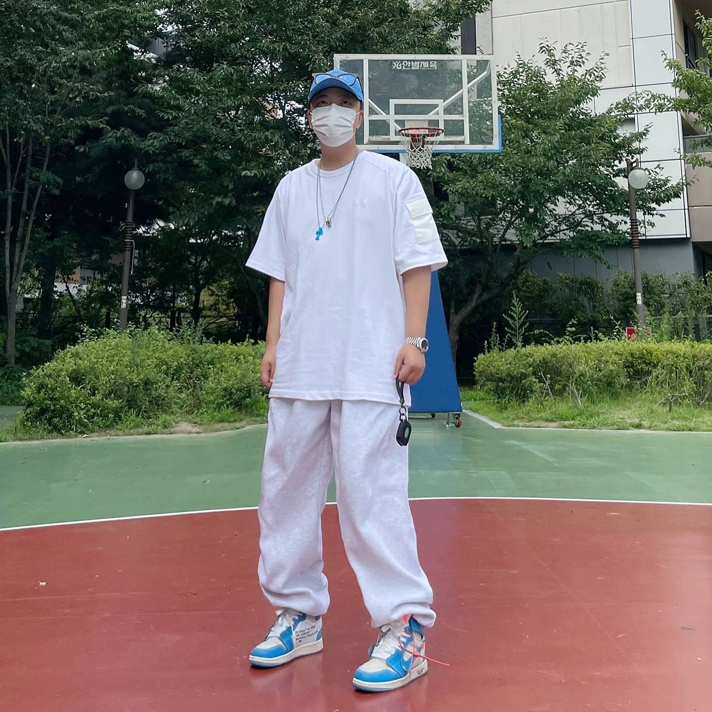 Jordan 1 x Off-White Retro High University Blue 착용 스타일