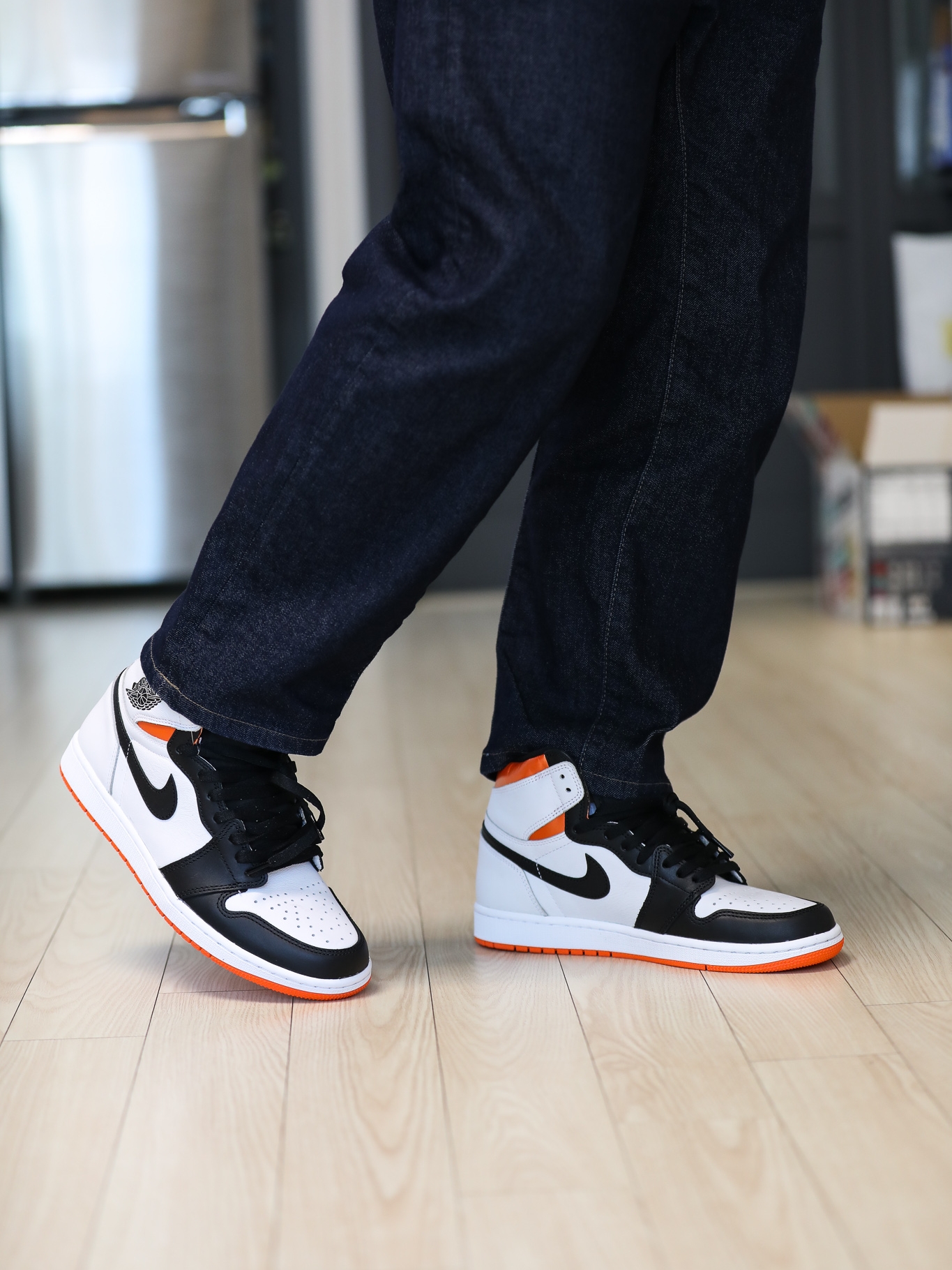 (GS) Jordan 1 Retro High OG Electro Orange, Jordan 1 Retro High OG Electro Orange 착용 스타일 - 2
