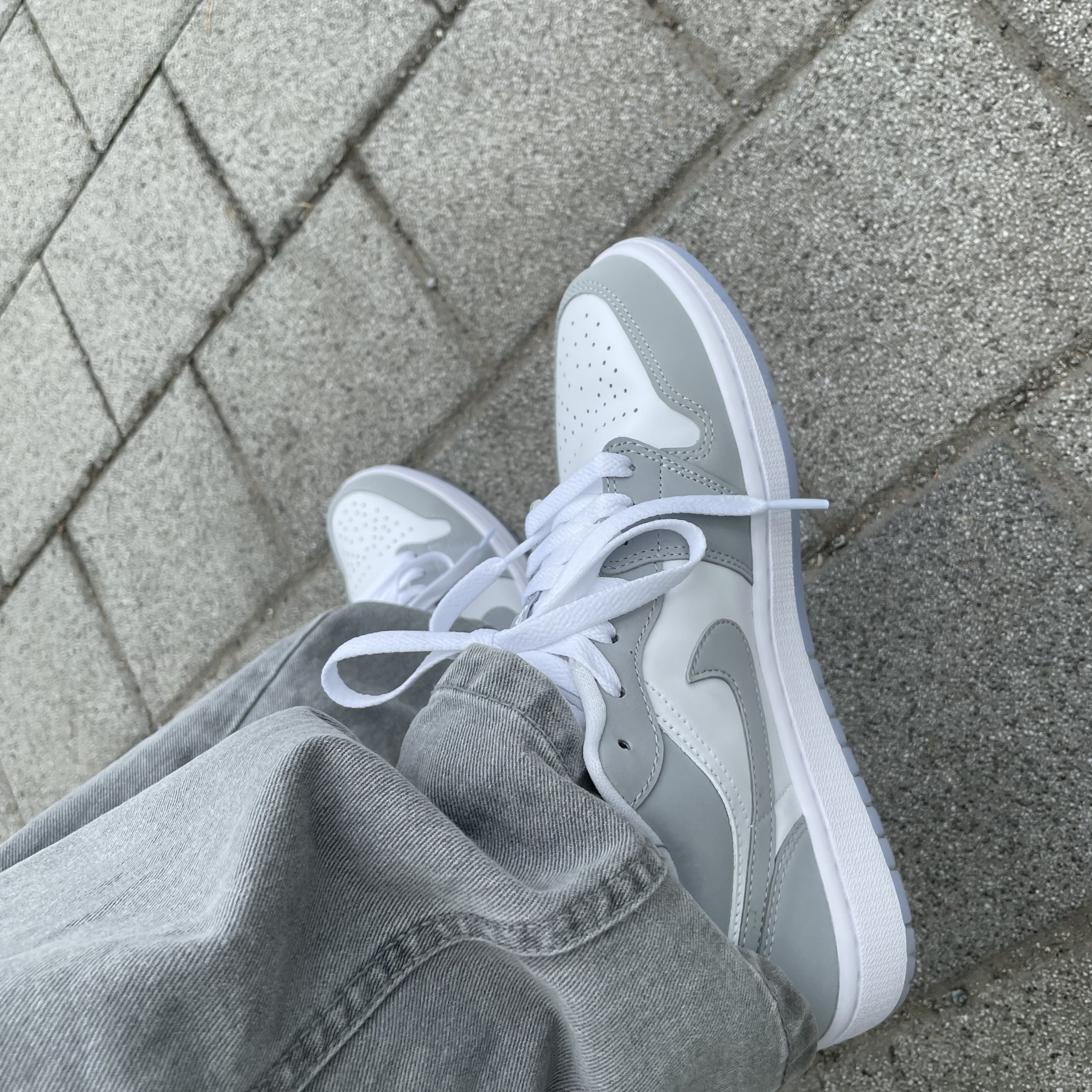 (W) Jordan 1 Low White Wolf Grey 착용 스타일 - 1