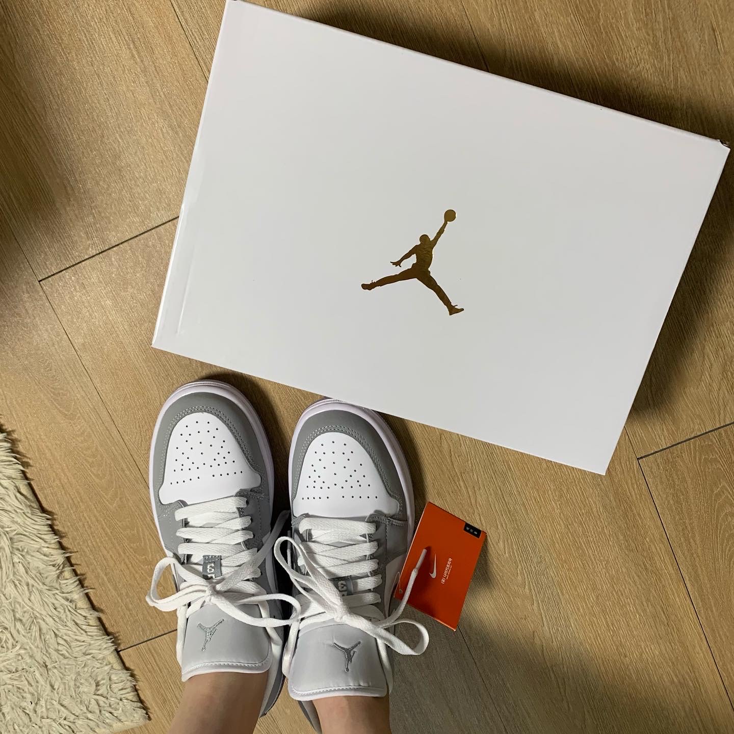 (W) Jordan 1 Low White Wolf Grey 착용 스타일 - 1