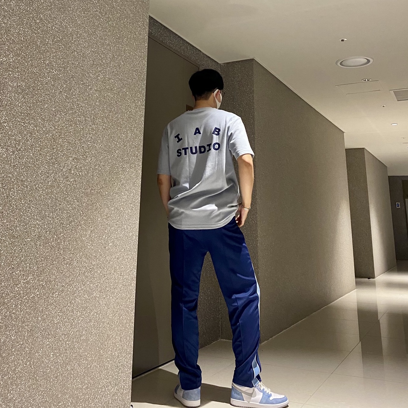 IAB Studio T-Shirt Ash Blue - 21SS, IAB Studio Track Pants Navy - 21SS 착용 스타일
