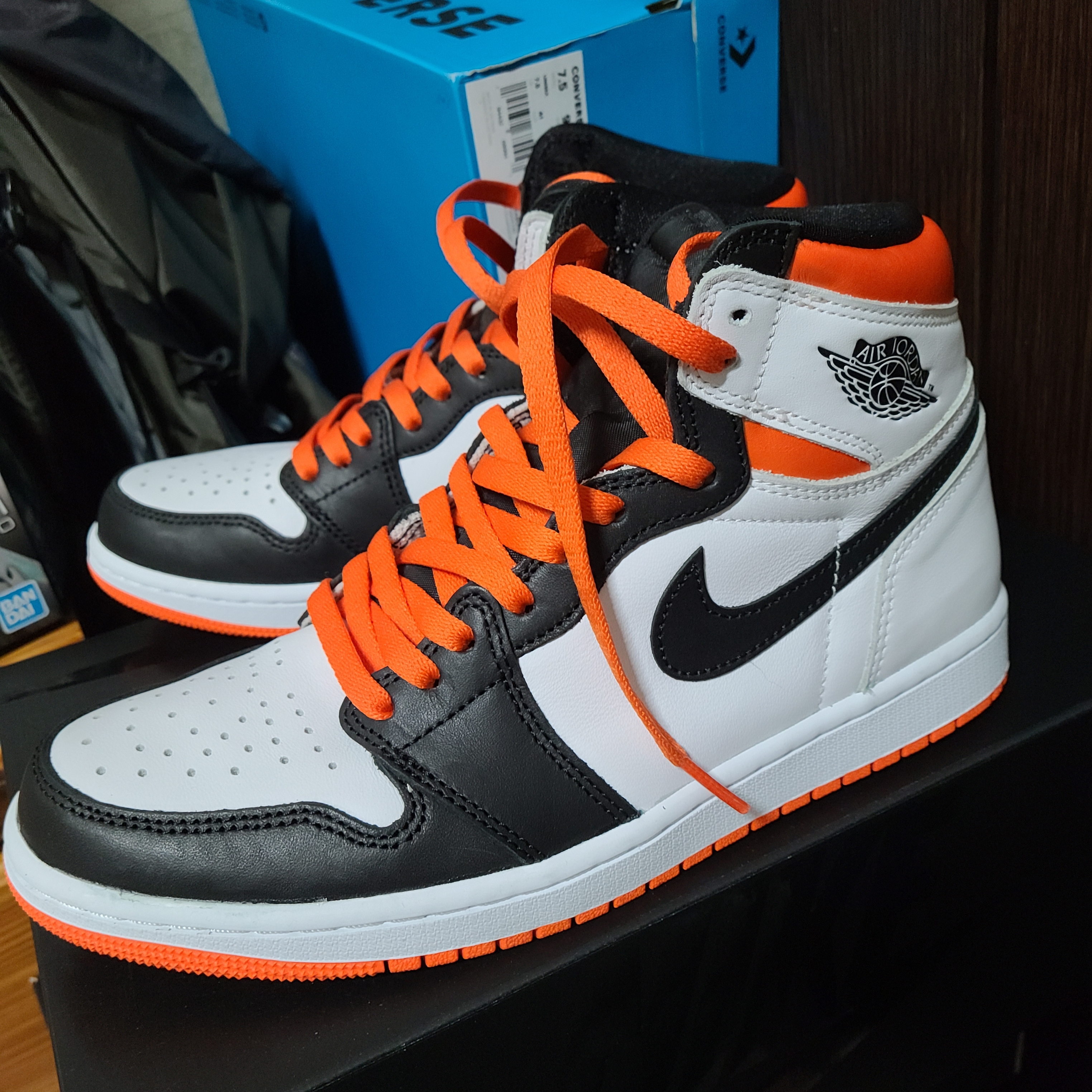 Jordan 1 Retro High OG Electro Orange 착용 스타일
