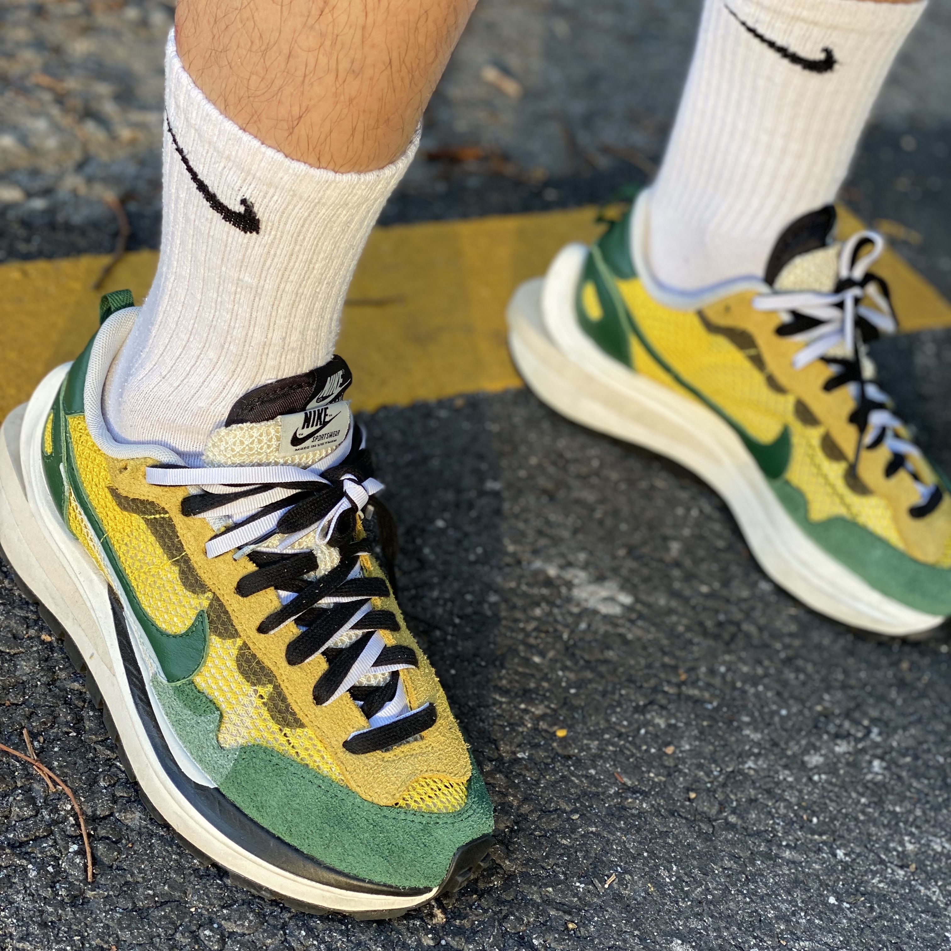 Nike x Sacai VaporWaffle Tour Yellow & Gorge Green Sail 착용 스타일