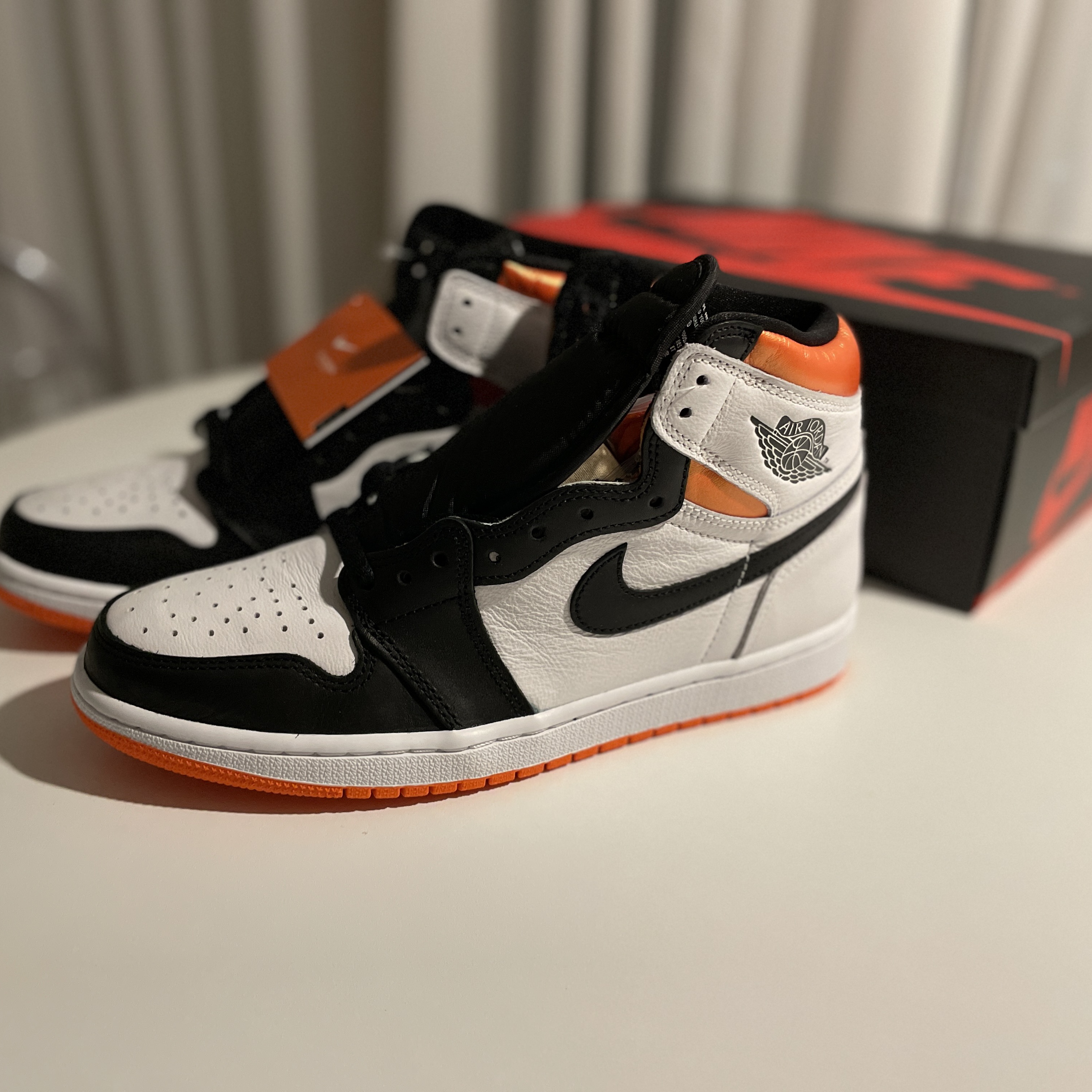 Jordan 1 Retro High OG Electro Orange 착용 스타일 - 2