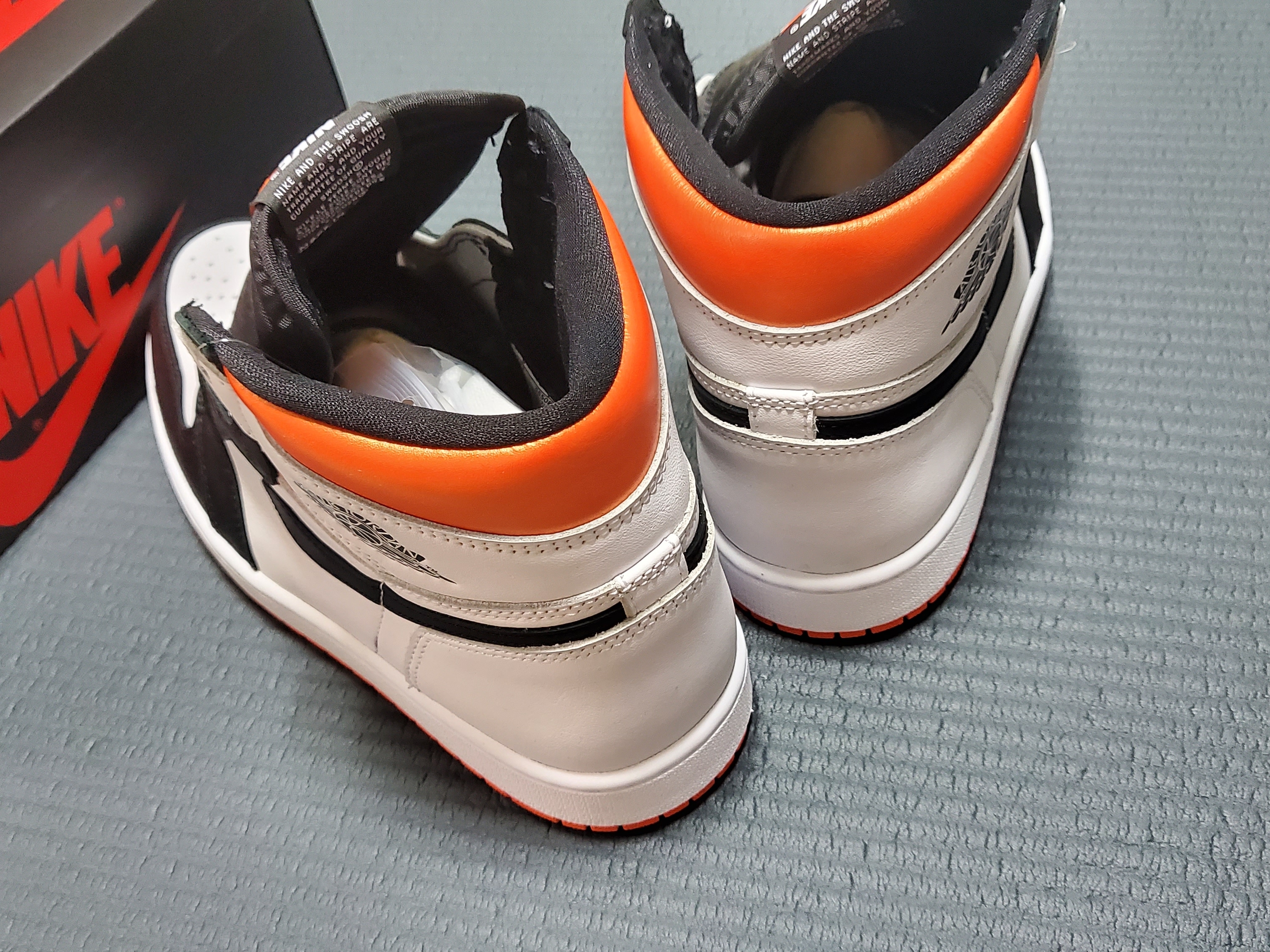 Jordan 1 Retro High OG Electro Orange 착용 스타일 - 2