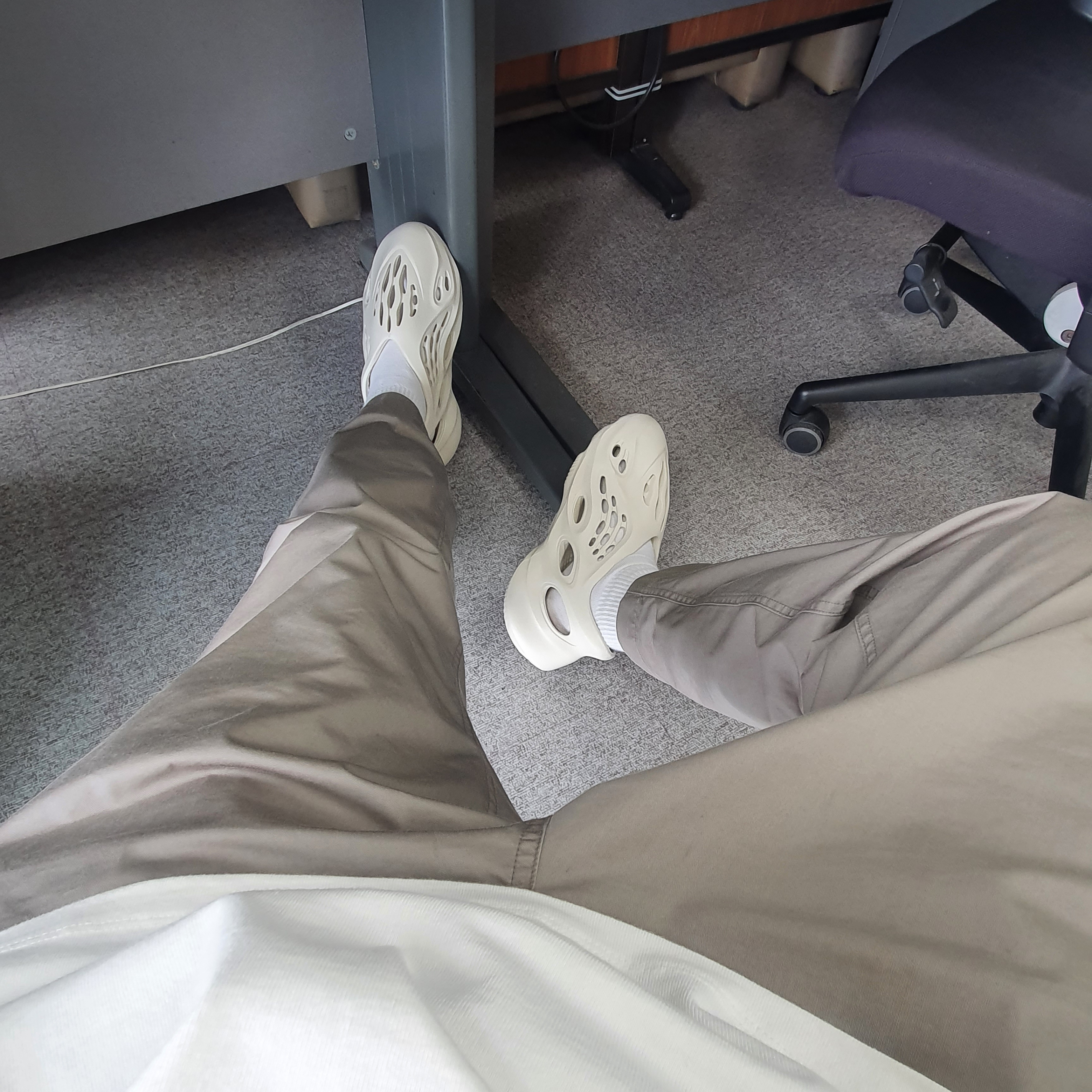 Adidas Yeezy Foam RNNR Sand 착용 스타일