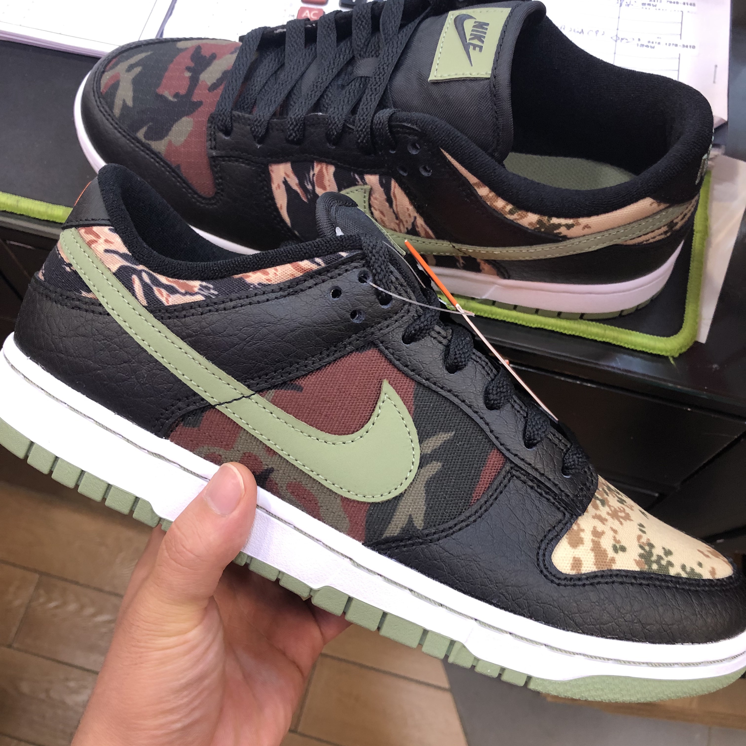 Nike Dunk Low SE Black Multi Camo 착용 스타일