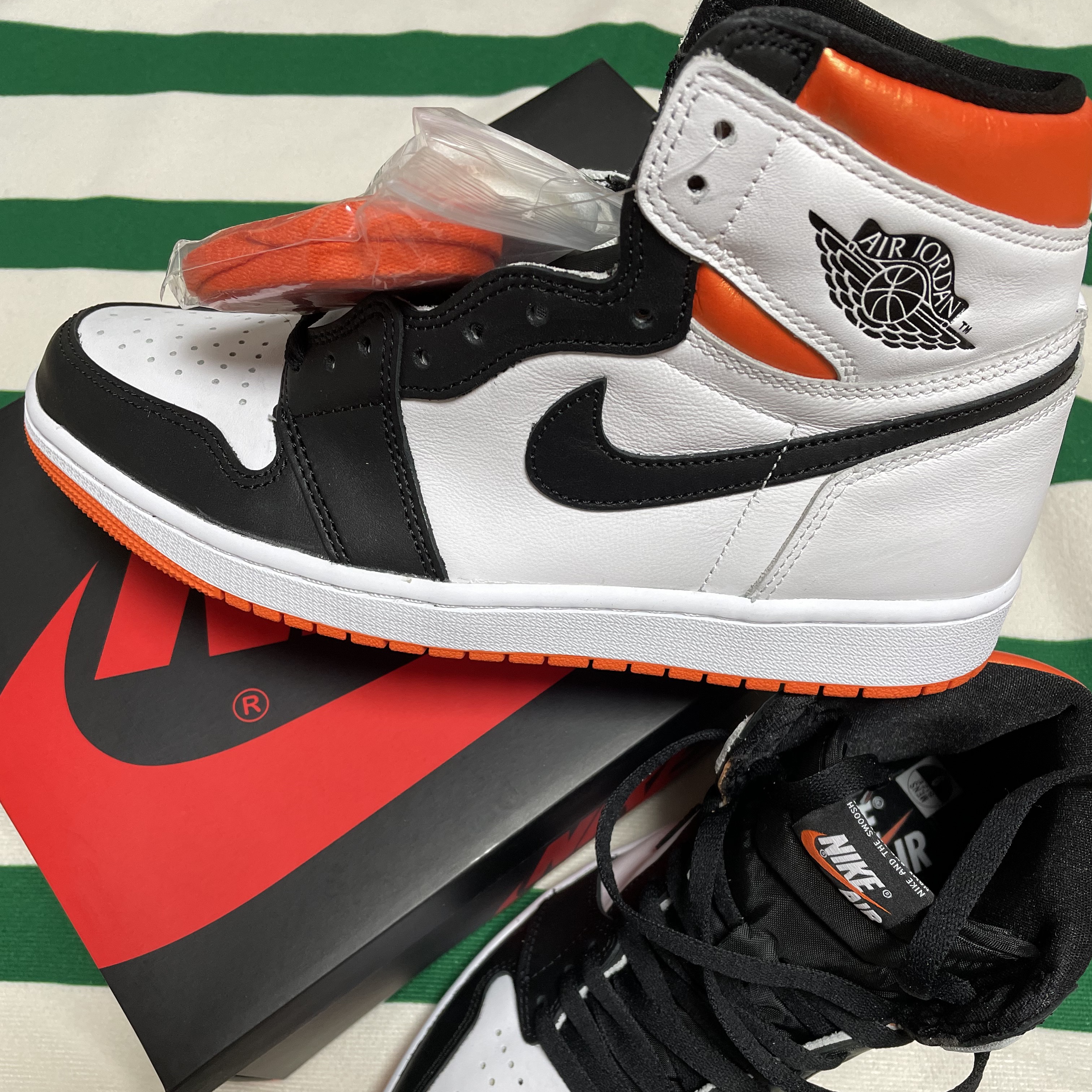 Jordan 1 Retro High OG Electro Orange 착용 스타일