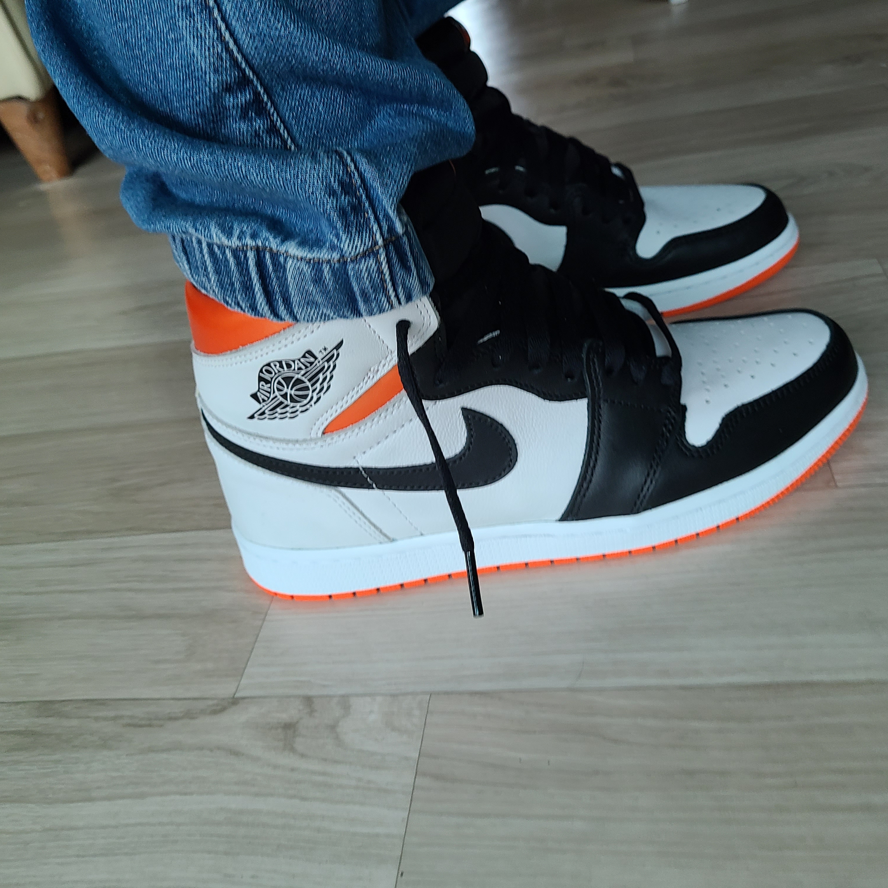 Jordan 1 Retro High OG Electro Orange 착용 스타일
