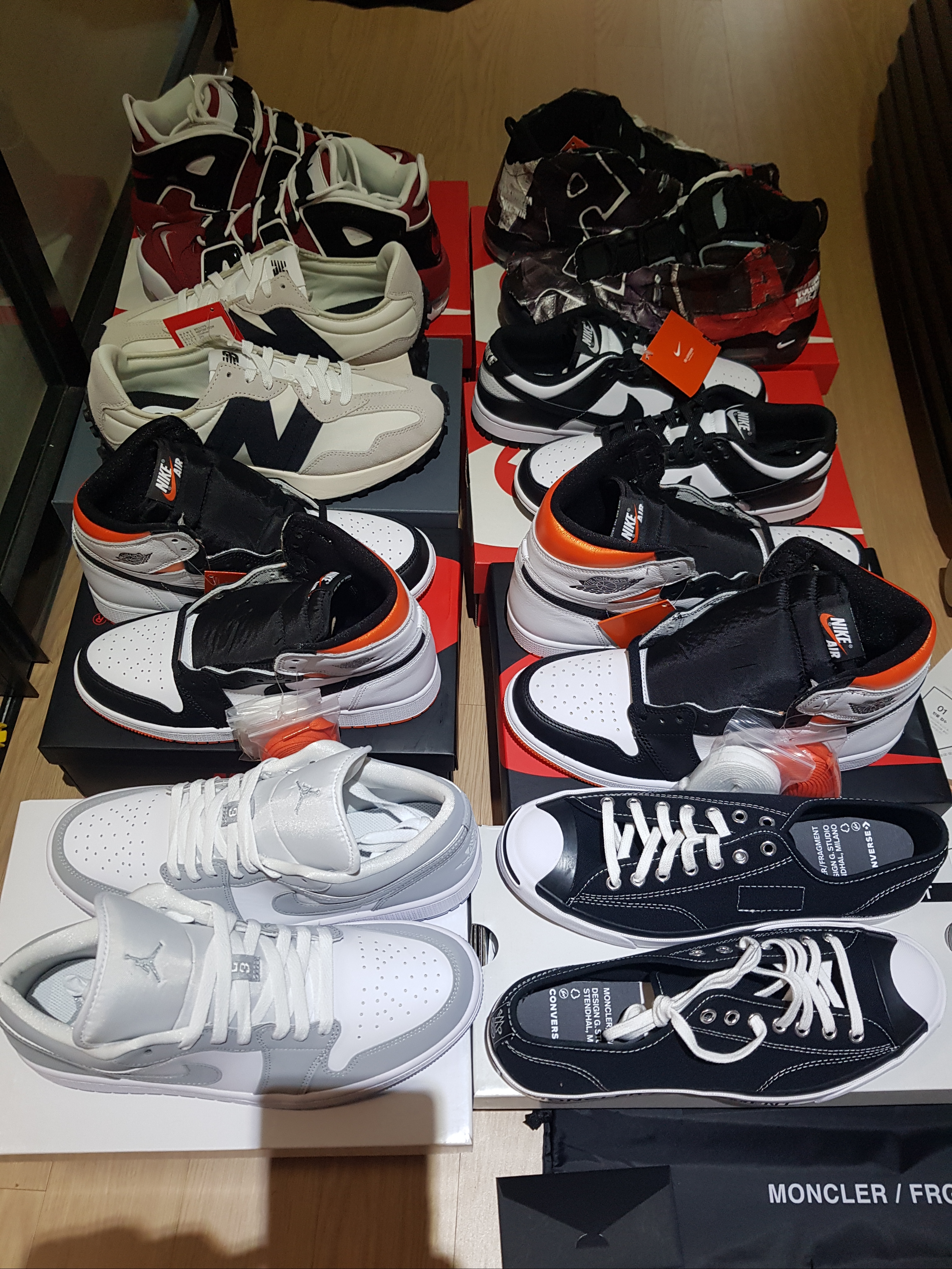 Converse x Moncler x Fragment Jack Purcell Fraylor II Black, (W) Jordan 1 Low White Wolf Grey 착용 스타일 - 1