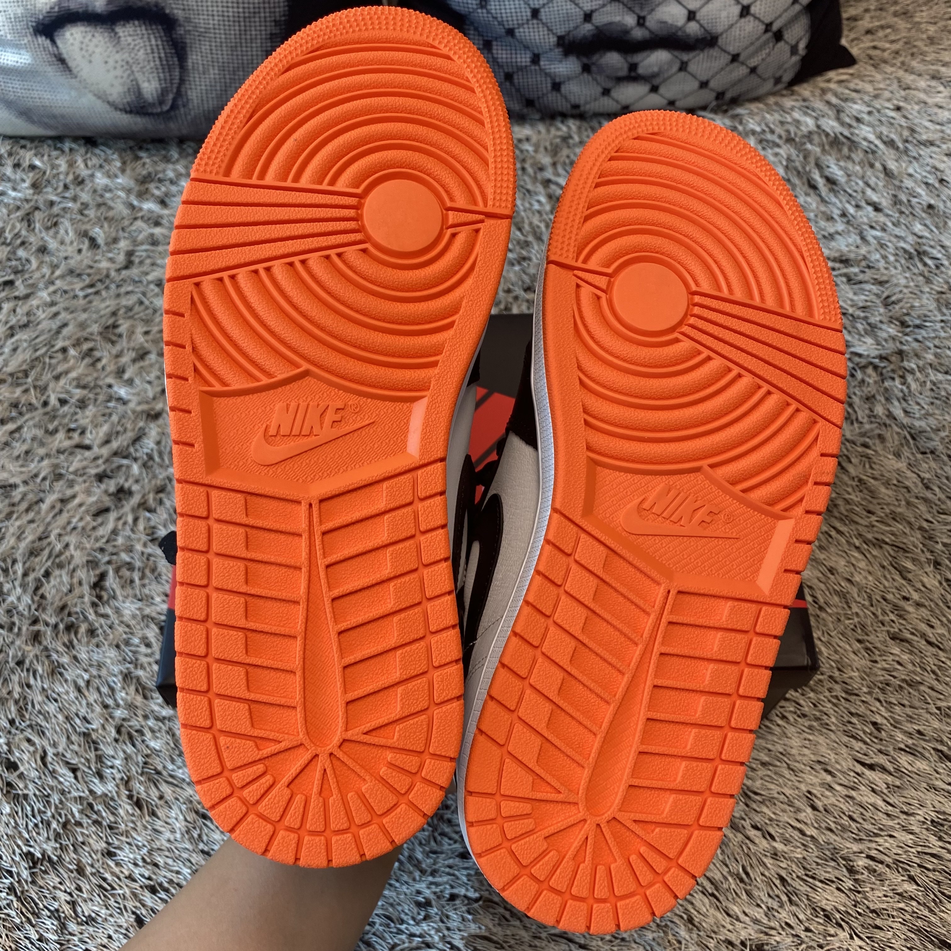 Jordan 1 Retro High OG Electro Orange 착용 스타일 - 5