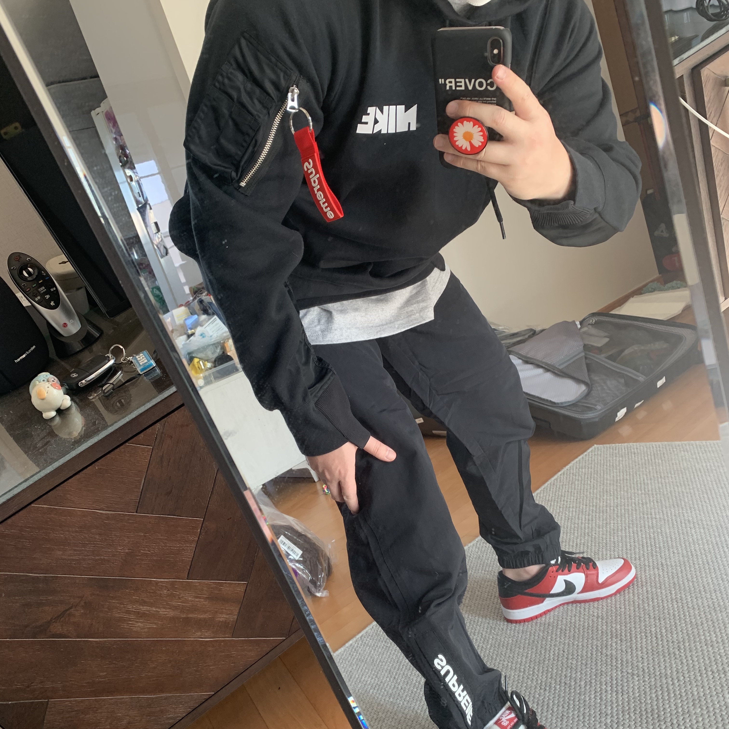Supreme Webbing Keychain Red - 20FW, Nike x Sacai NRG Hoodie Black 착용 스타일