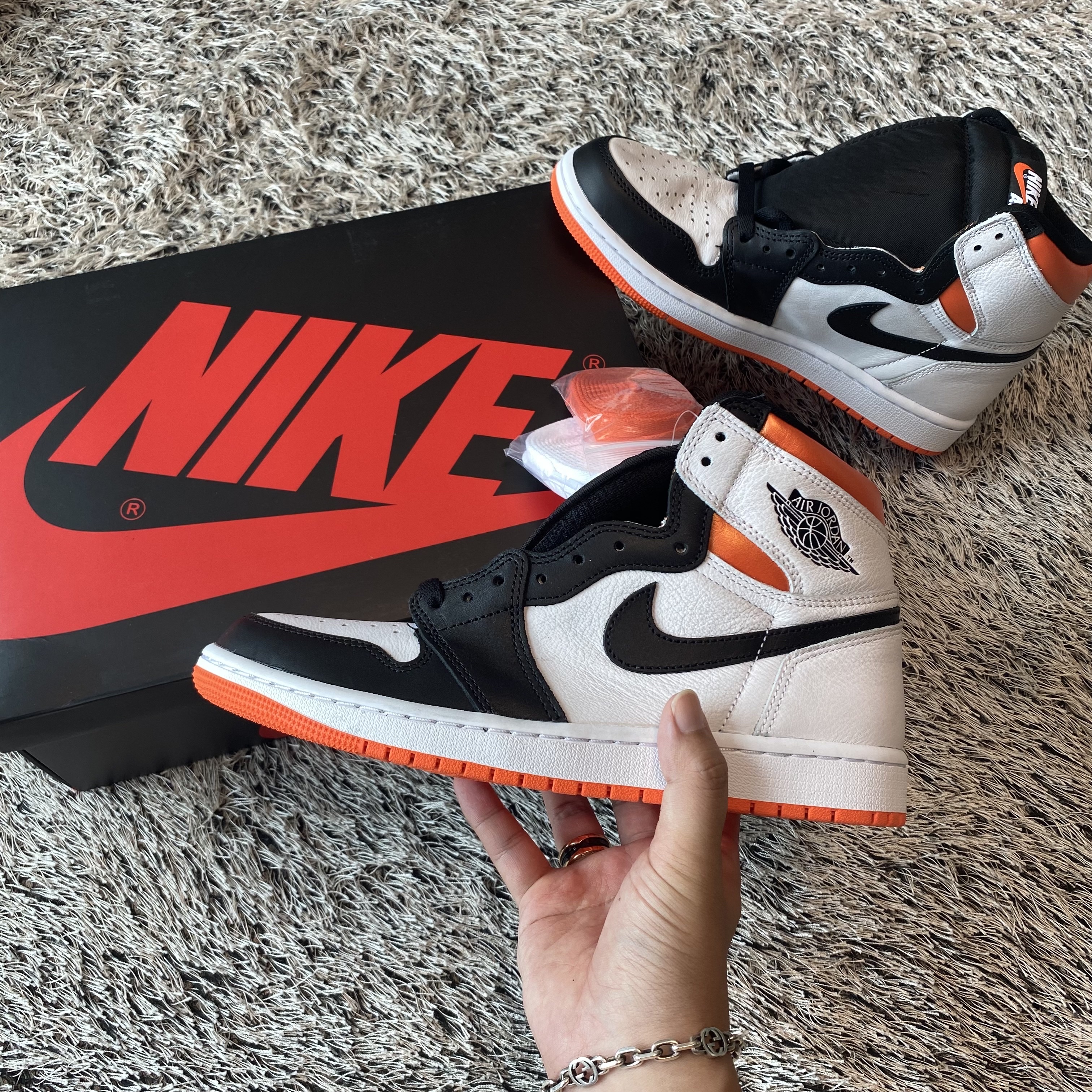 Jordan 1 Retro High OG Electro Orange 착용 스타일 - 1