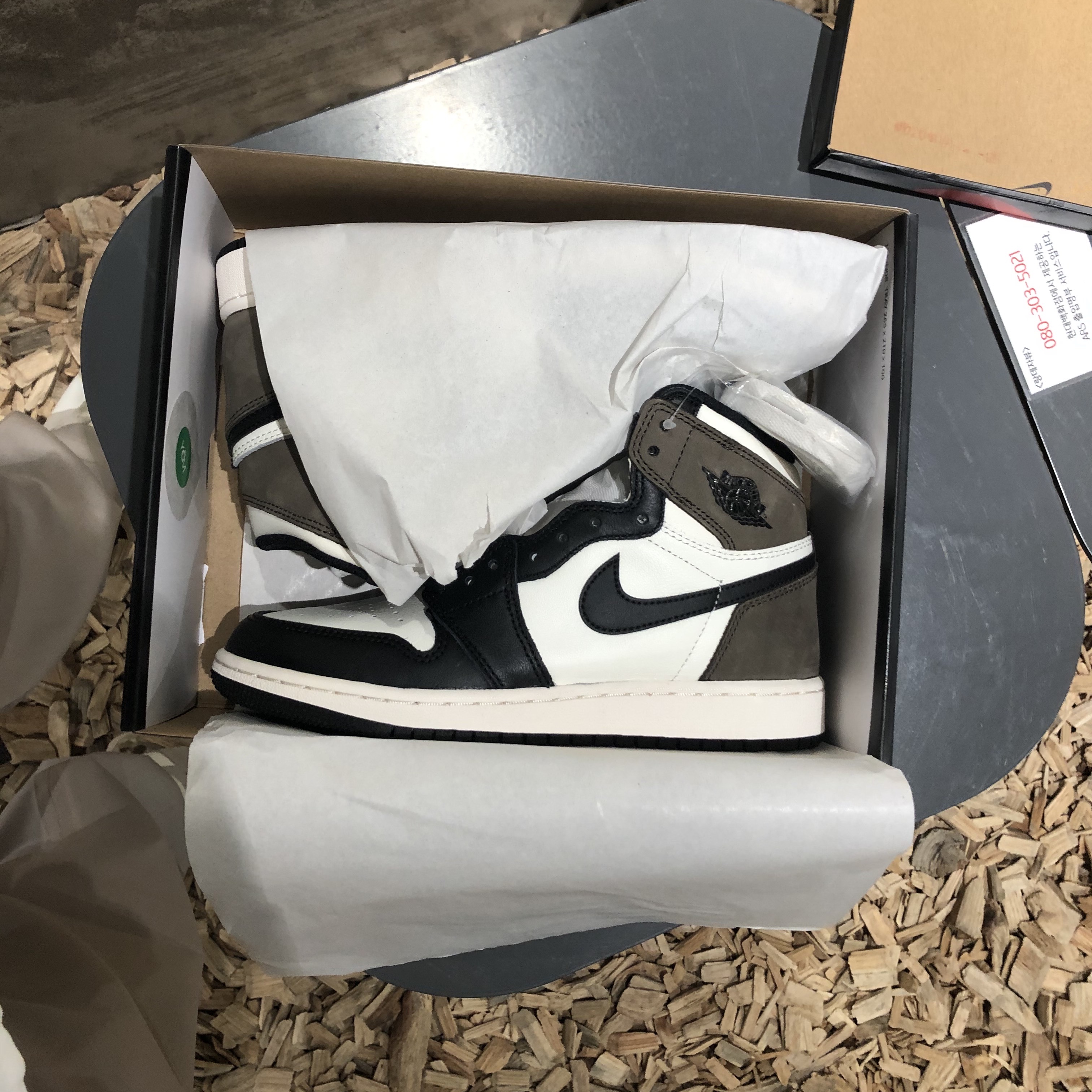 (GS) Jordan 1 Retro High OG Black Mocha 착용 스타일