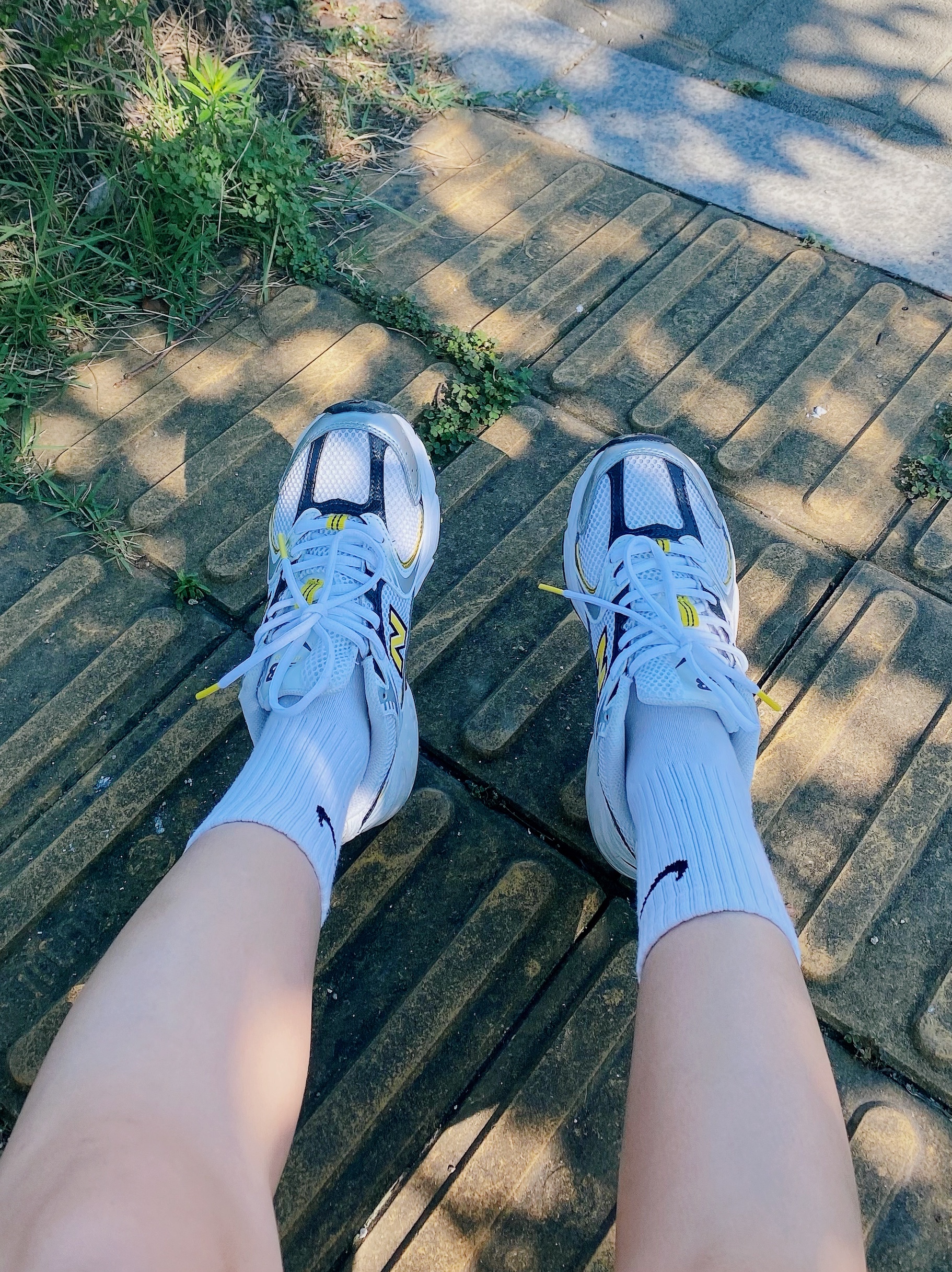 New Balance 530 White Yellow 착용 스타일 - 1