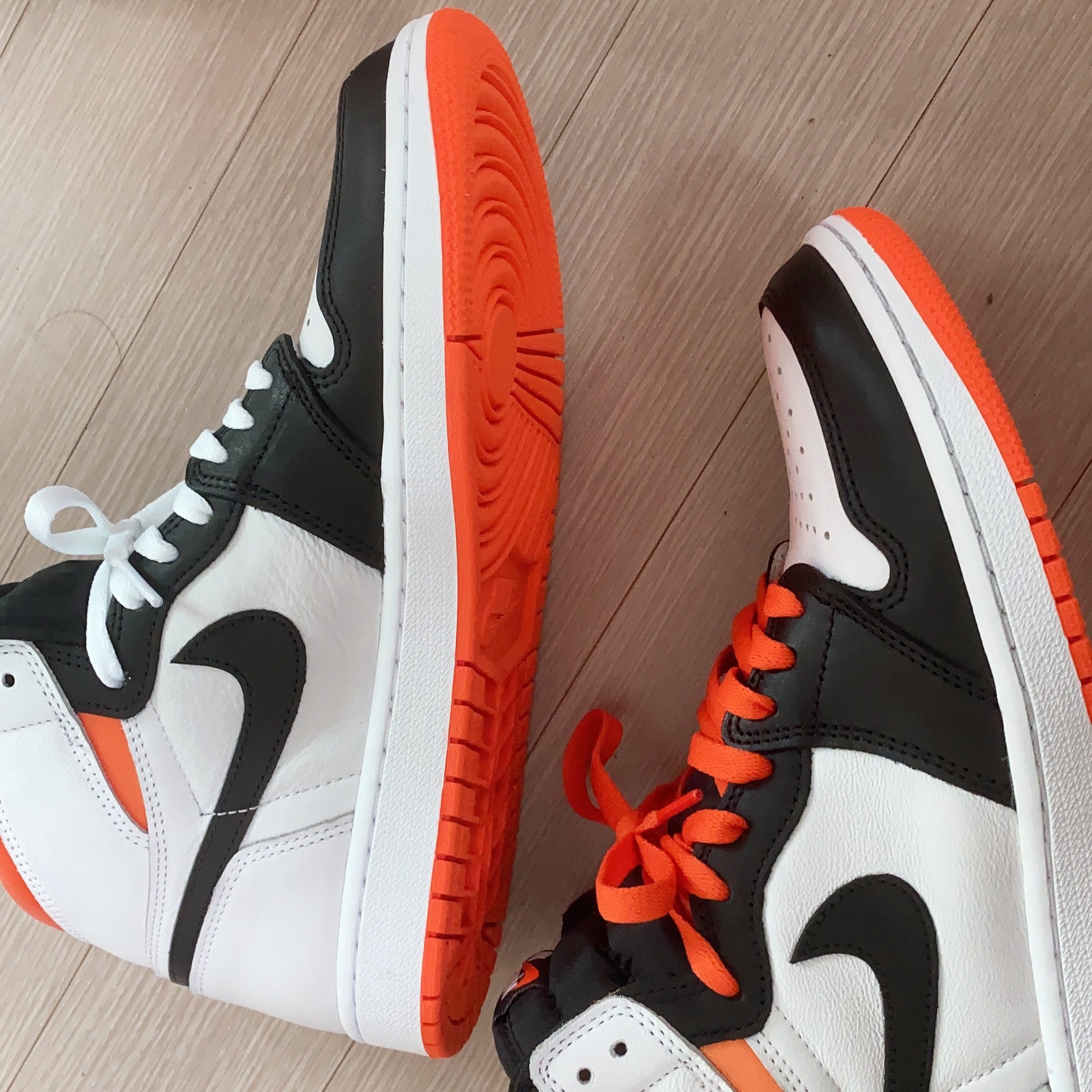 Jordan 1 Retro High OG Electro Orange 착용 스타일 - 5