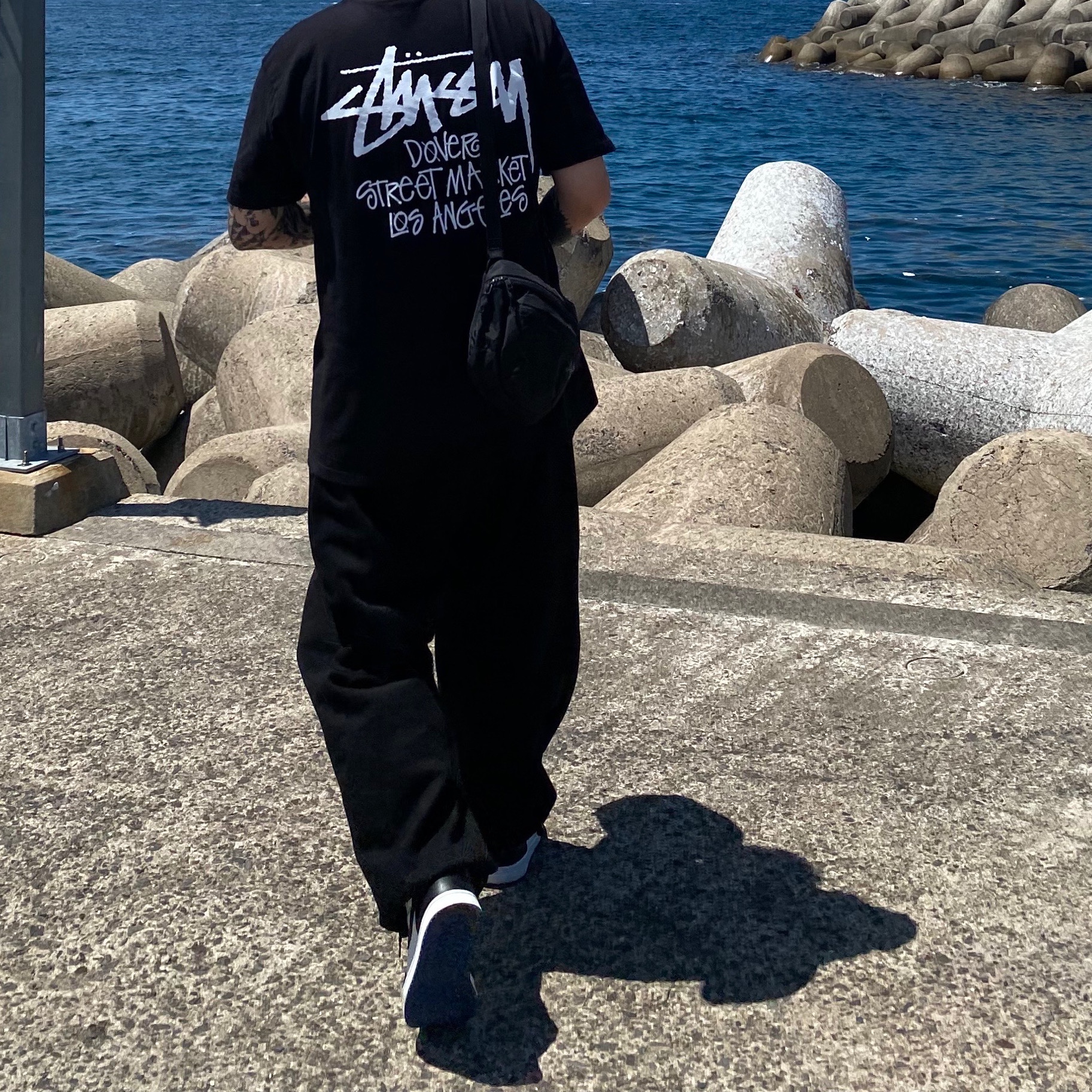 Stussy Stock DSM Los Angeles T-Shirt Black, Jordan 1 Retro High OG Royal Toe 착용 스타일