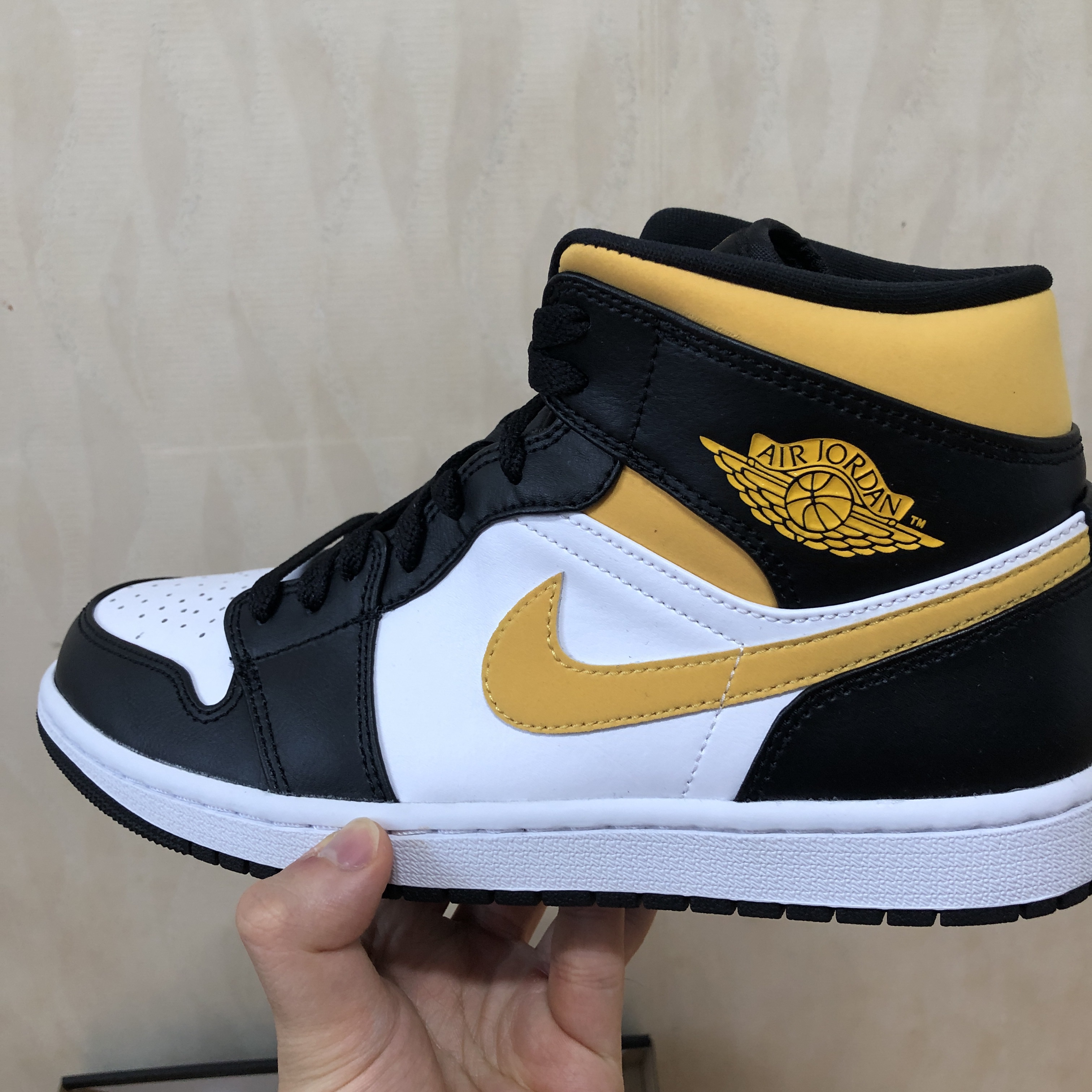 Jordan 1 Mid Pollen 착용 스타일 - 2