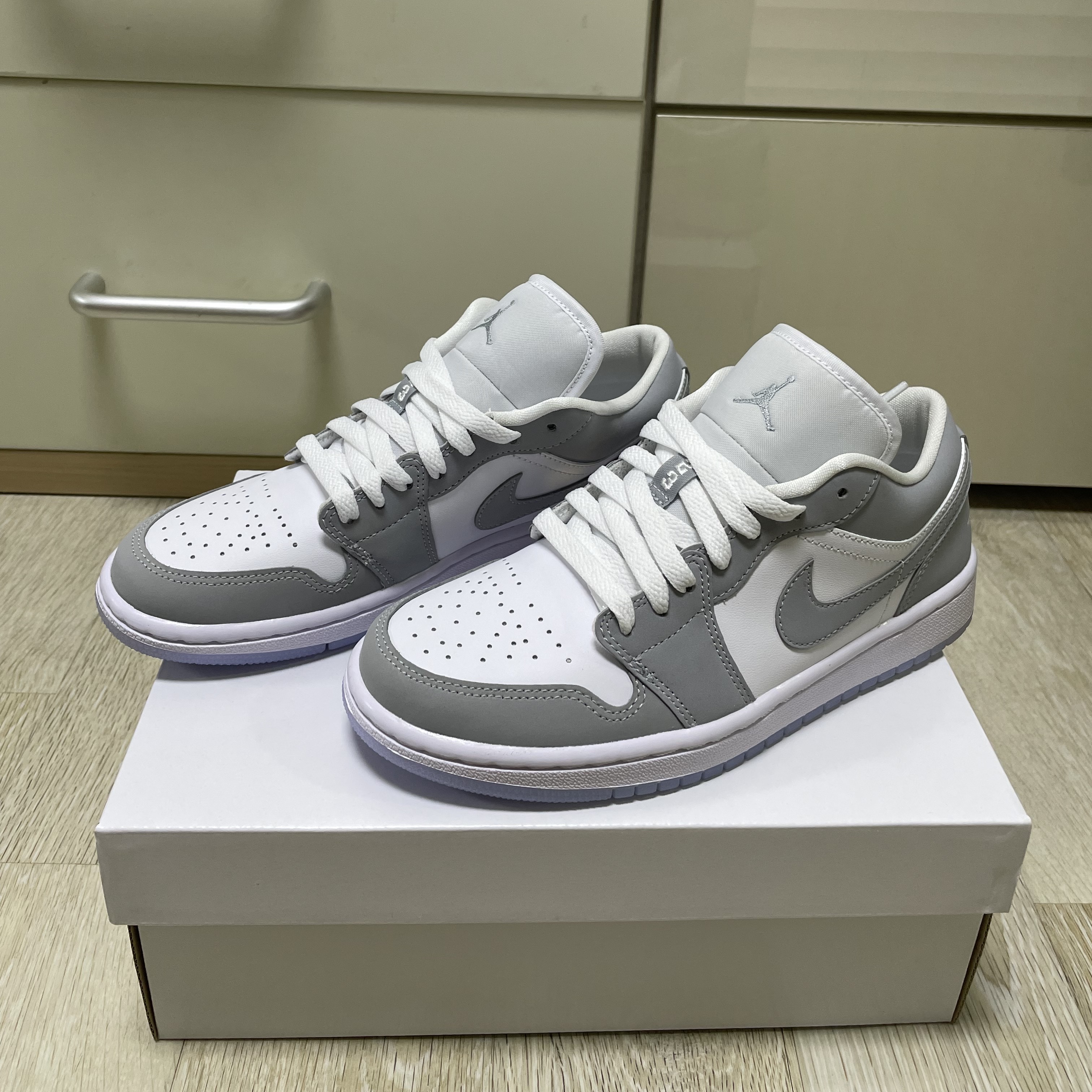 (W) Jordan 1 Low White Wolf Grey 착용 스타일 - 2